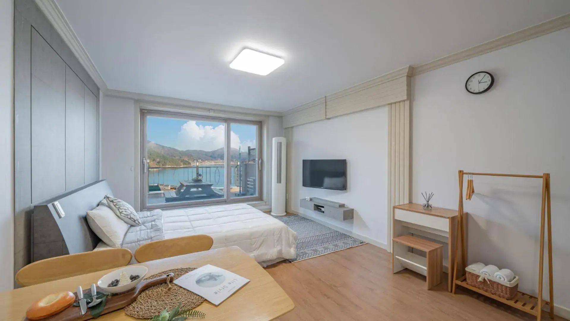 Communal lounge/ TV room, Bed in Maremonte Pension Communal lounge/ TV room, Bed in Maremonte Pension