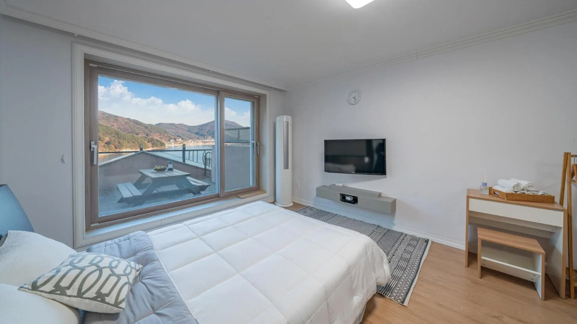 Communal lounge/ TV room, Bed in Maremonte Pension