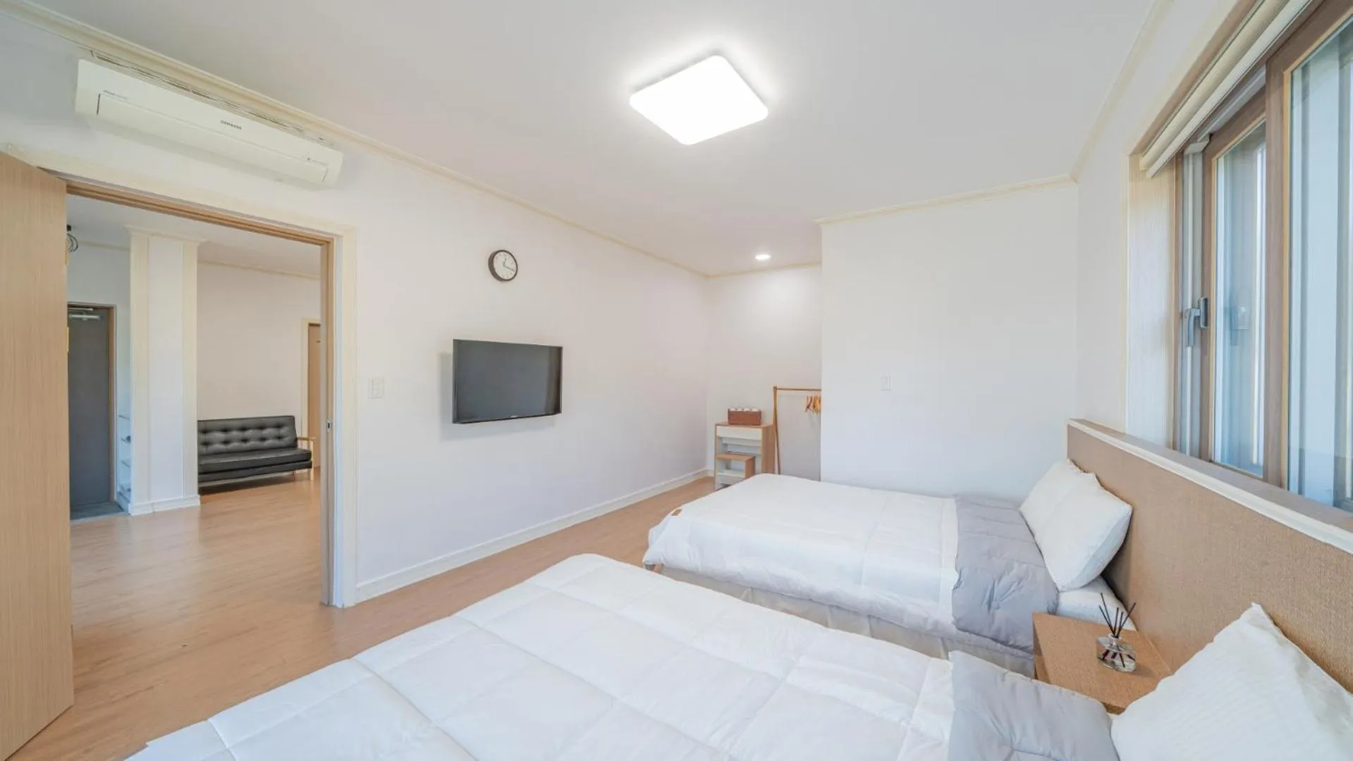 Communal lounge/ TV room, Bed in Maremonte Pension