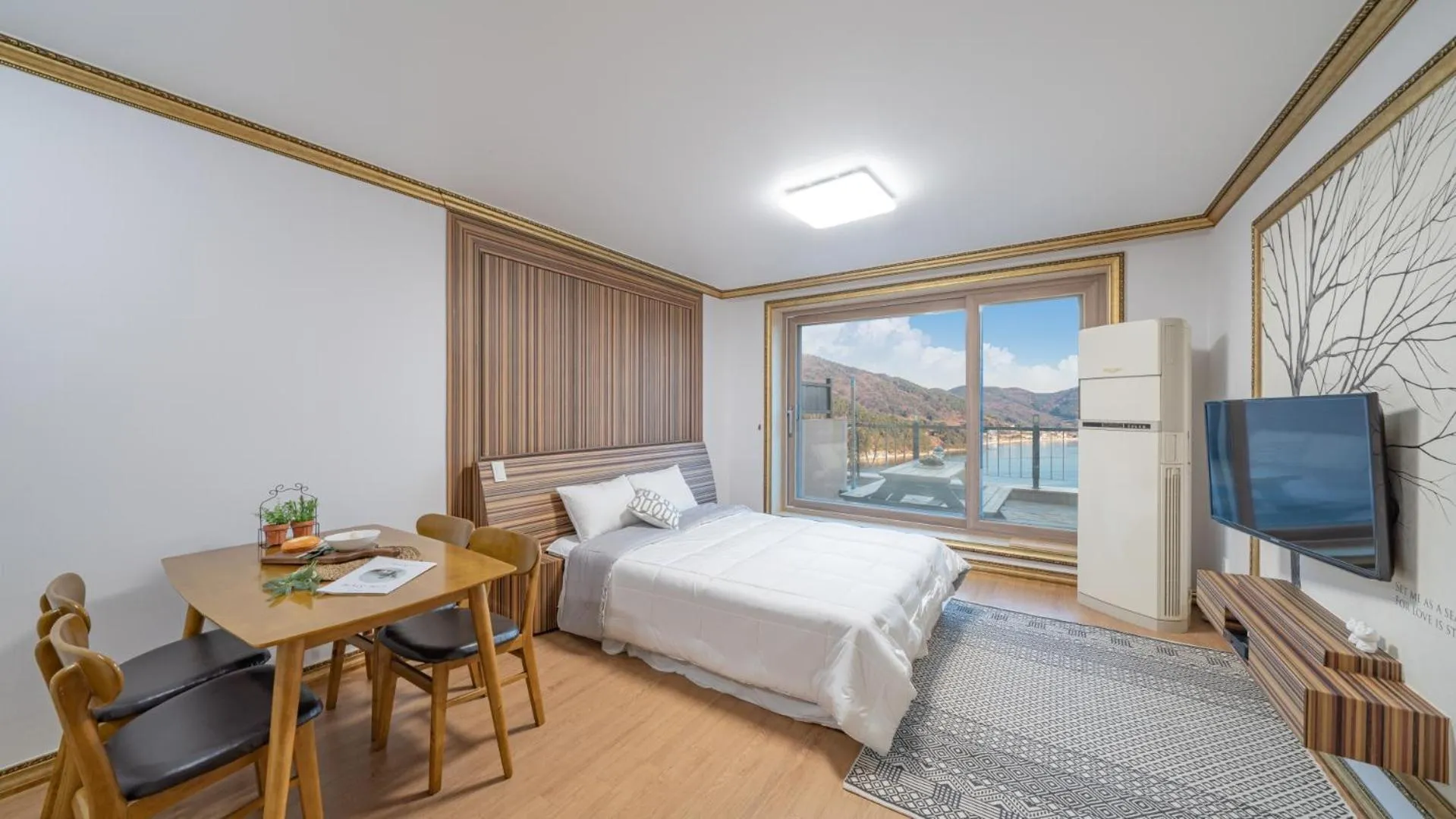 Communal lounge/ TV room, Bed in Maremonte Pension