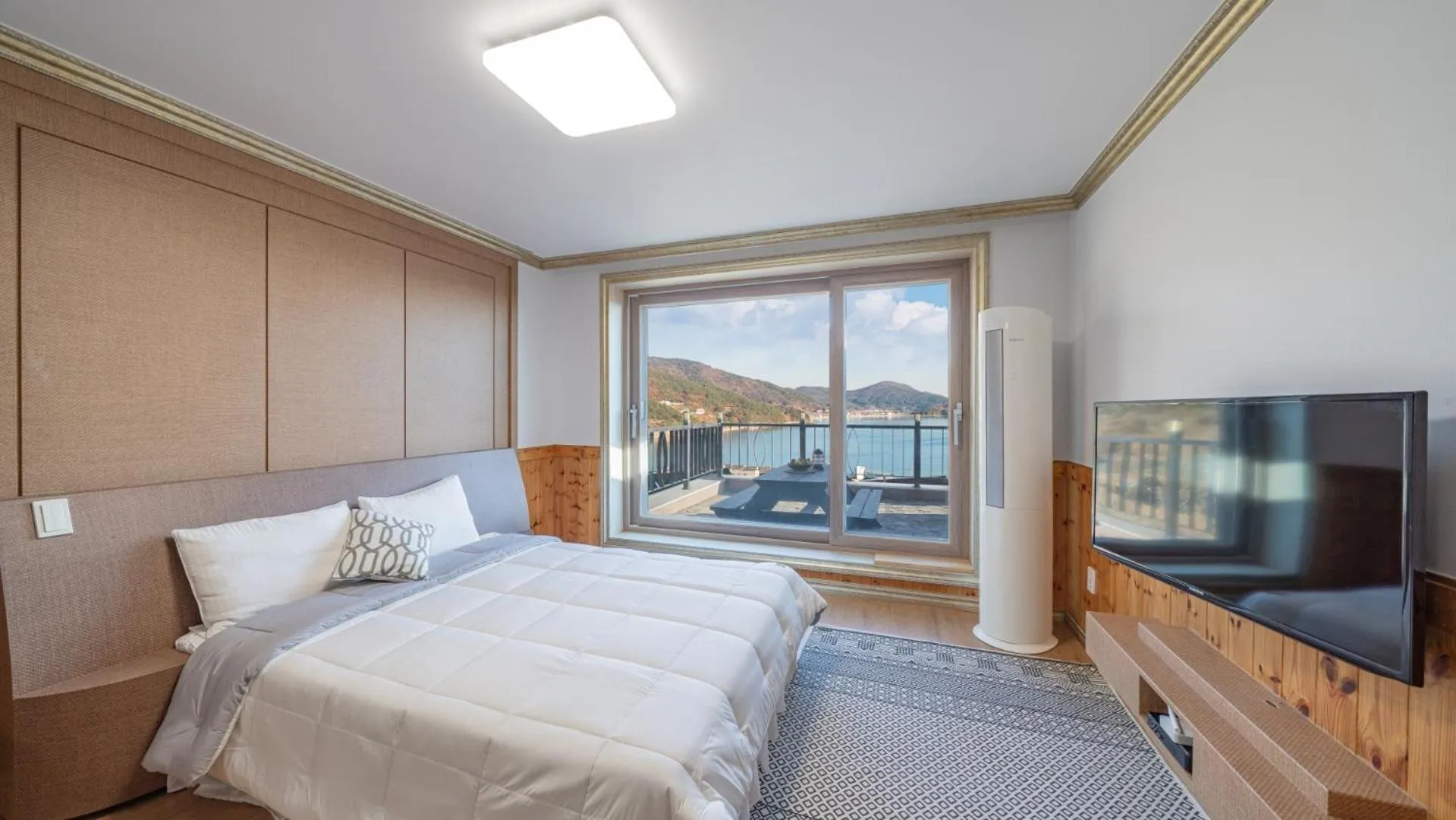 Communal lounge/ TV room, Bed in Maremonte Pension