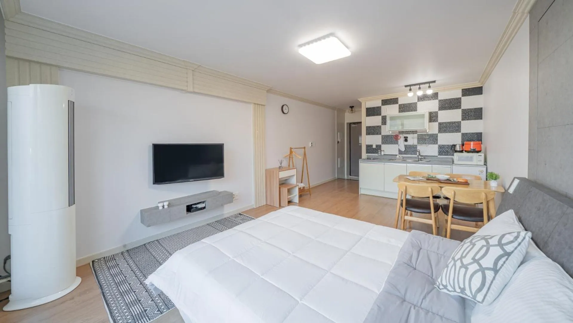 Communal lounge/ TV room, Bed in Maremonte Pension