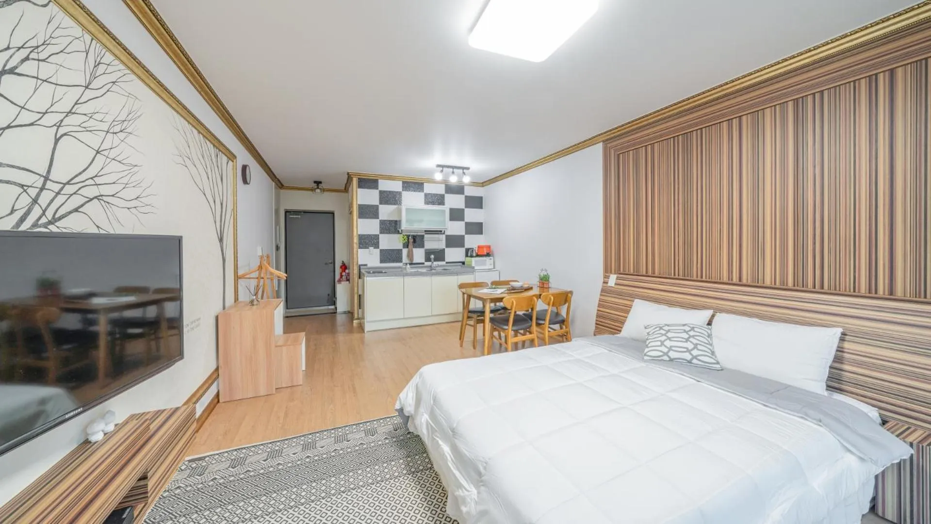 Communal lounge/ TV room, Bed in Maremonte Pension