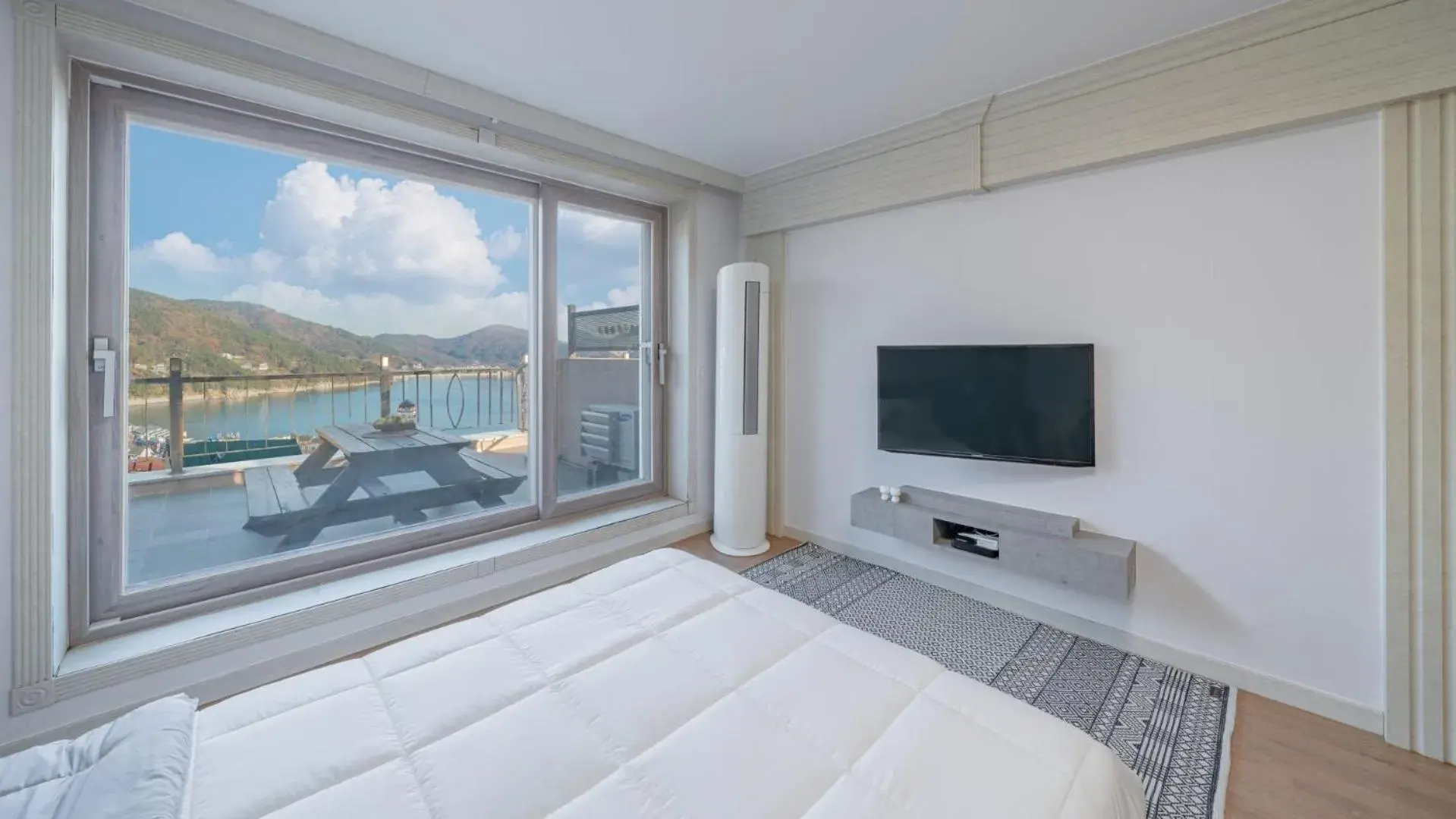 Communal lounge/ TV room, Bed in Maremonte Pension Communal lounge/ TV room, Bed in Maremonte Pension