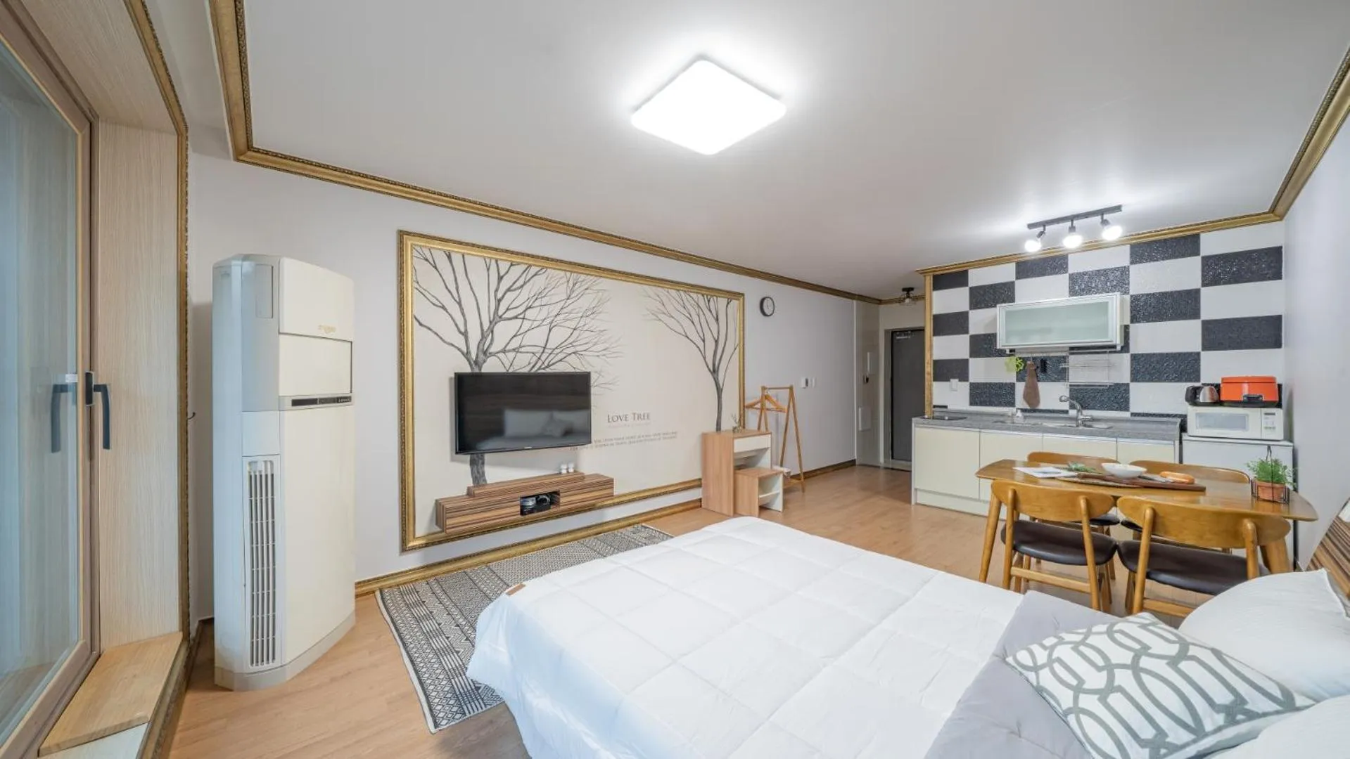 Communal lounge/ TV room, Bed in Maremonte Pension