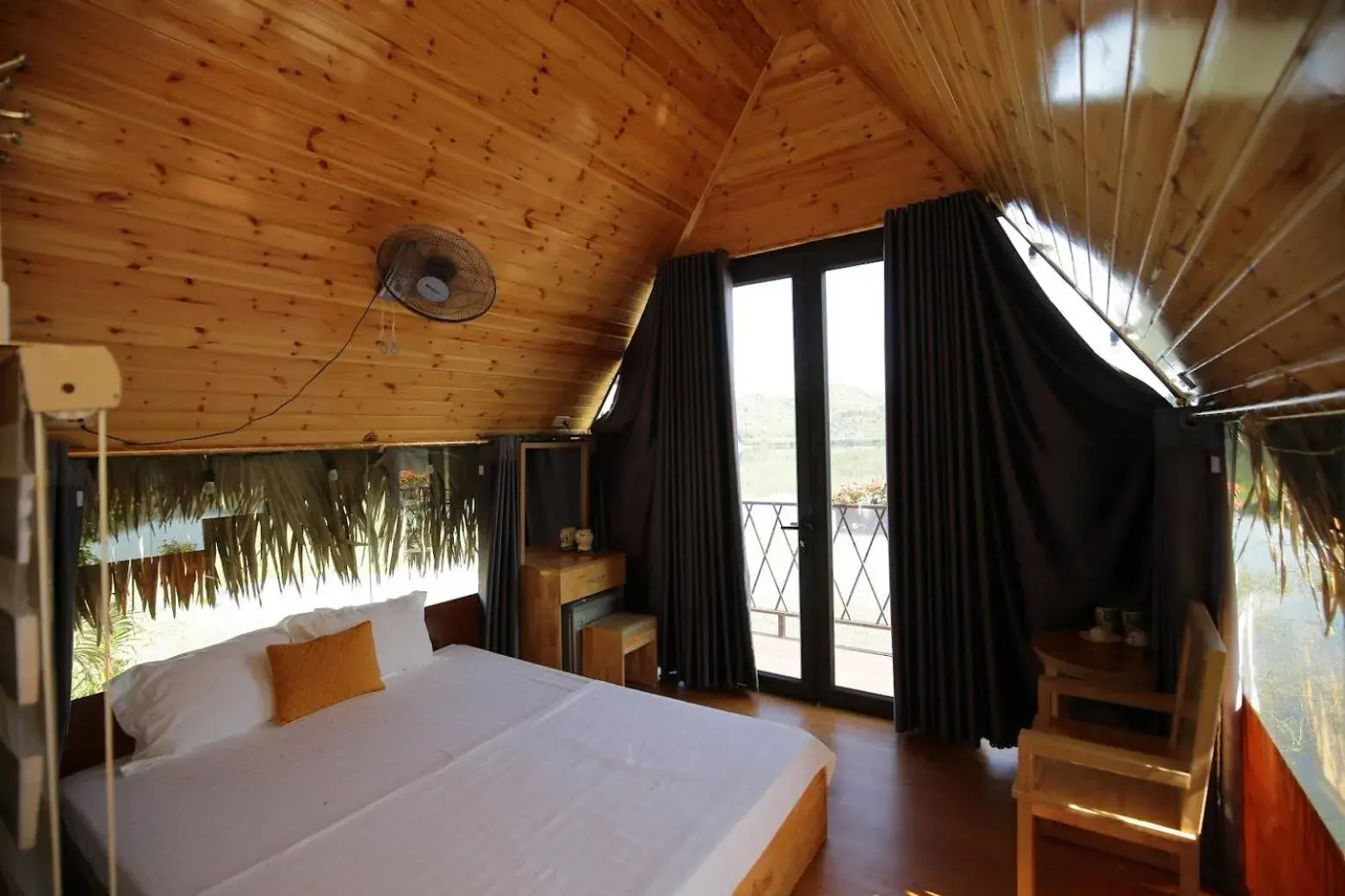 Bed in KHU DU LỊCH SINH THÁI HÒN MÁT Bed in KHU DU LỊCH SINH THÁI HÒN MÁT