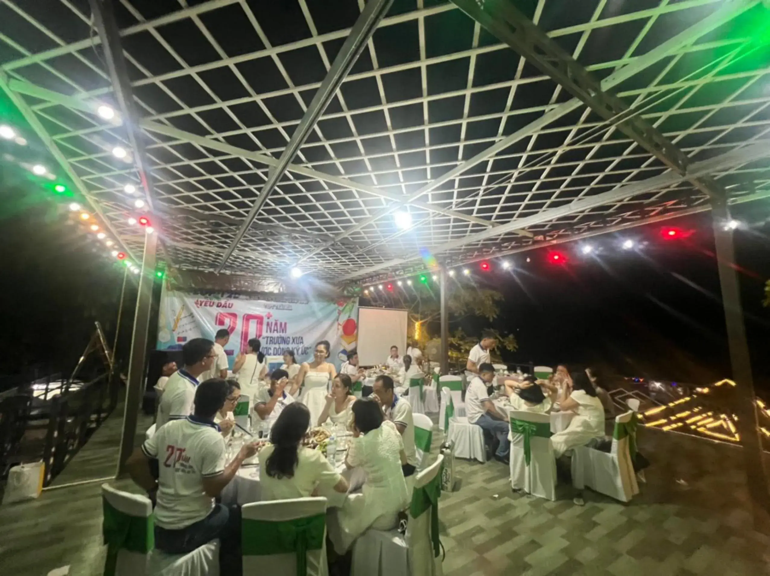 Restaurant/places to eat in KHU DU LỊCH SINH THÁI HÒN MÁT Restaurant/places to eat in KHU DU LỊCH SINH THÁI HÒN MÁT