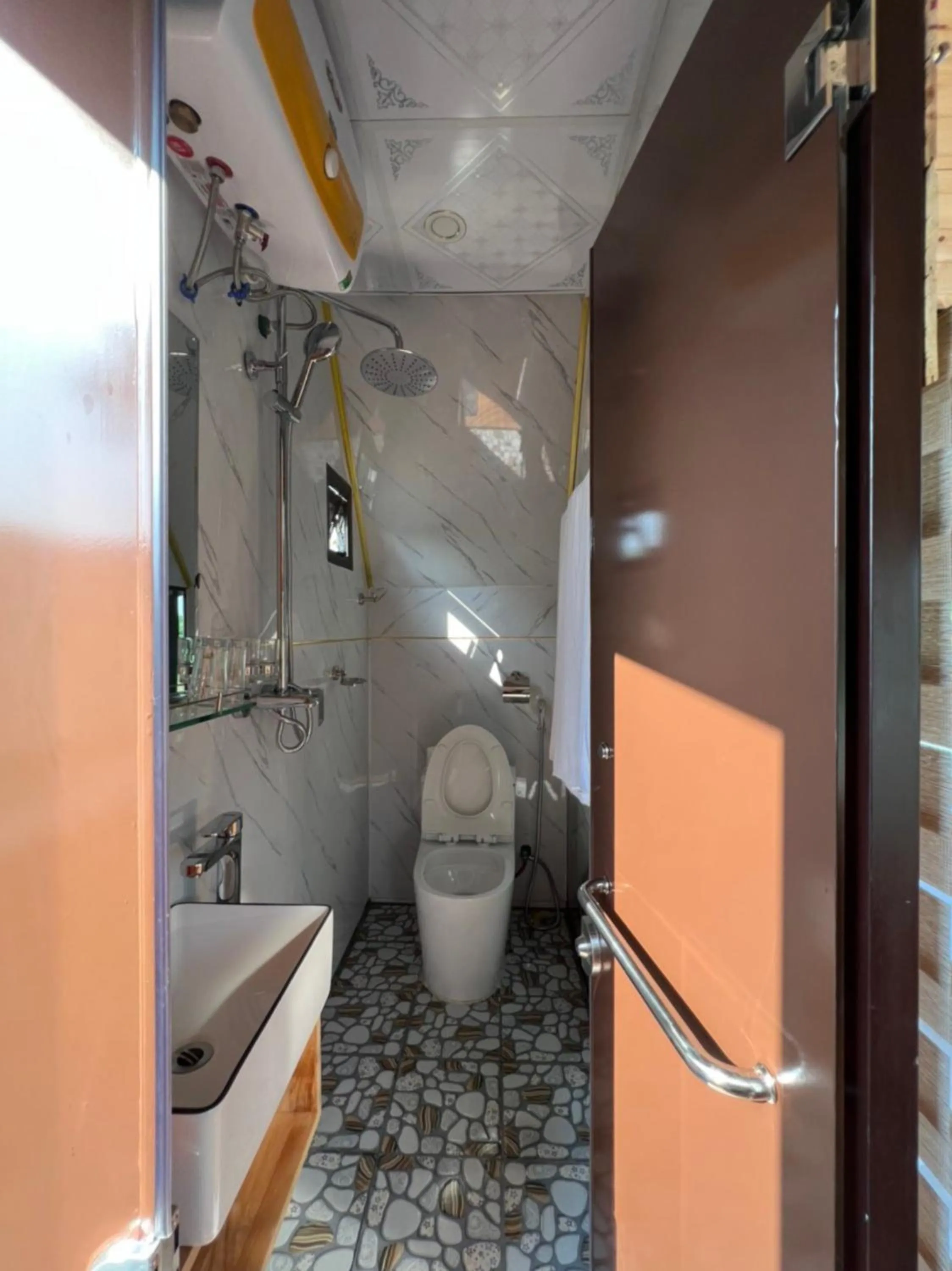 Shower in KHU DU LỊCH SINH THÁI HÒN MÁT