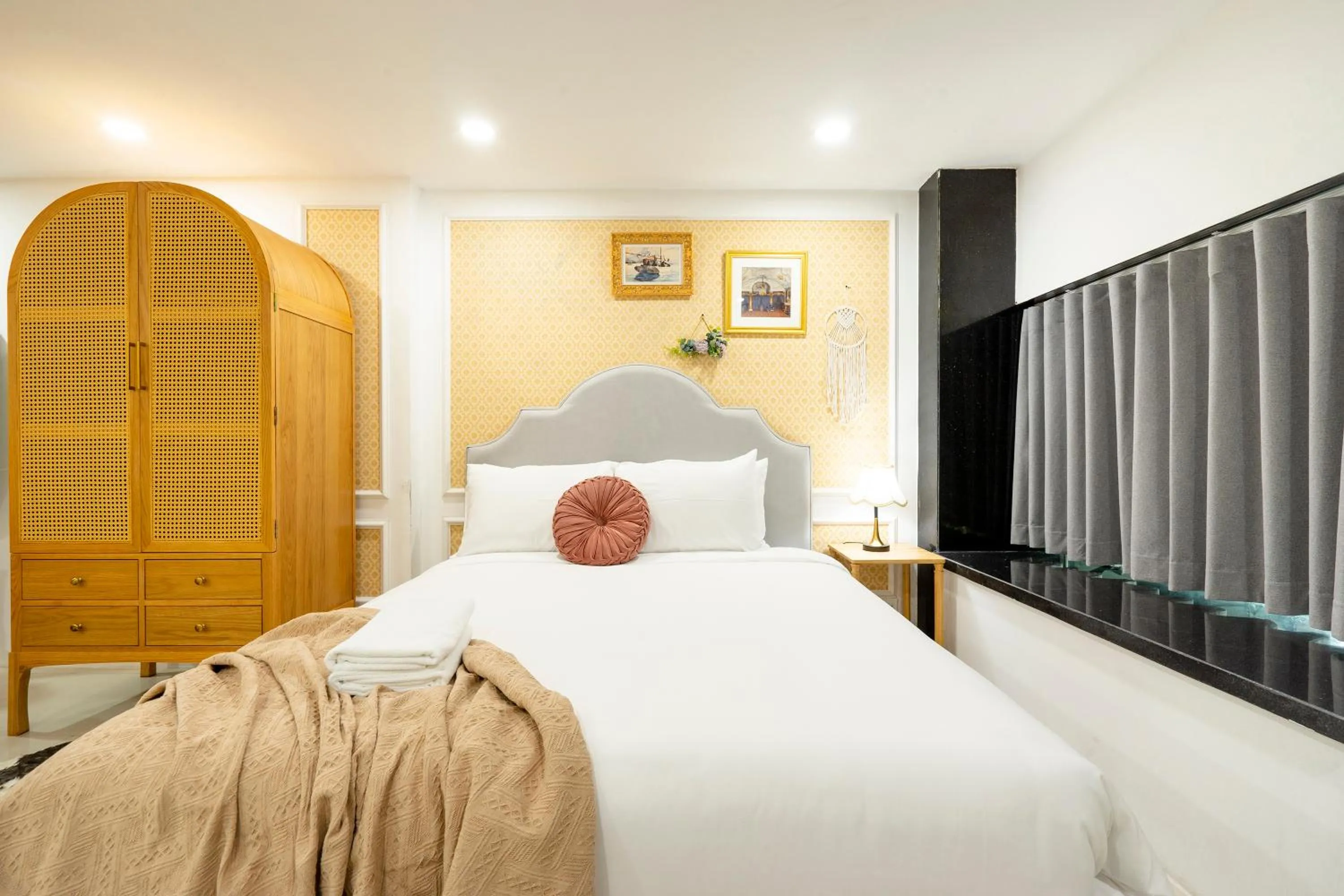 Bed in SAZI Church View Home - Free Nails HairWash