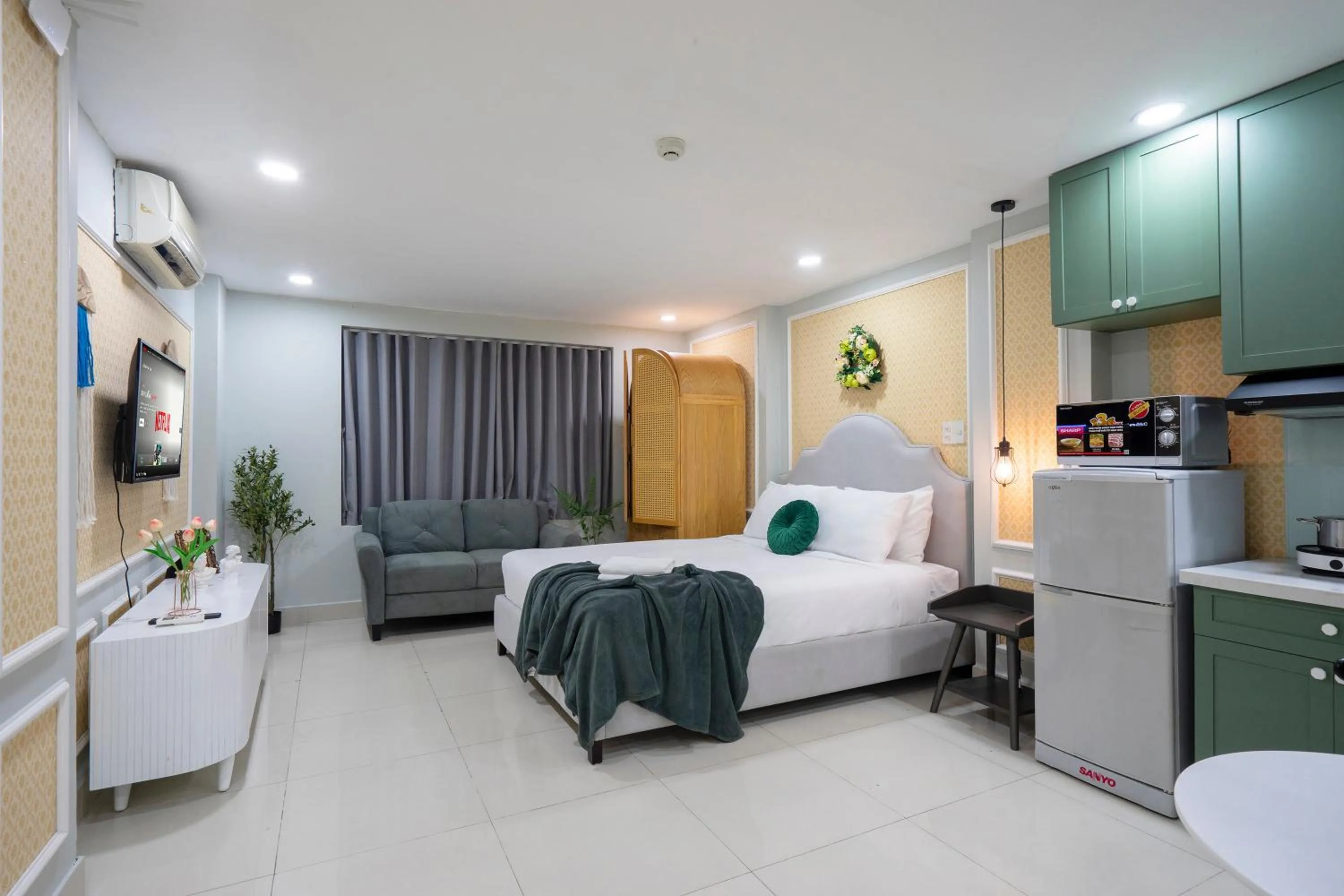 Photo of the whole room, Bed in SAZI Church View Home - Free Nails HairWash