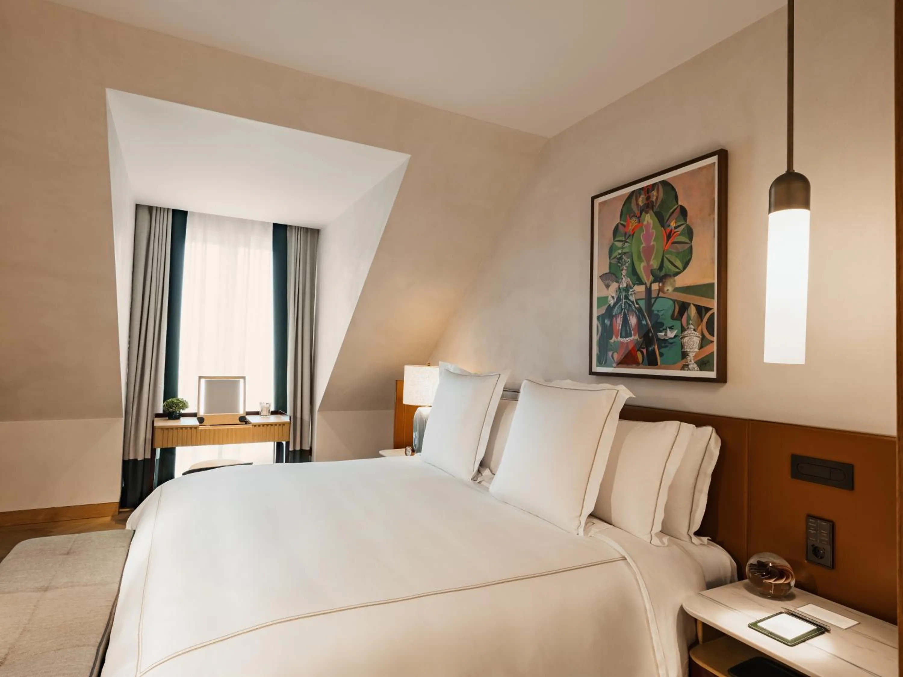 Bed in Rosewood Munich