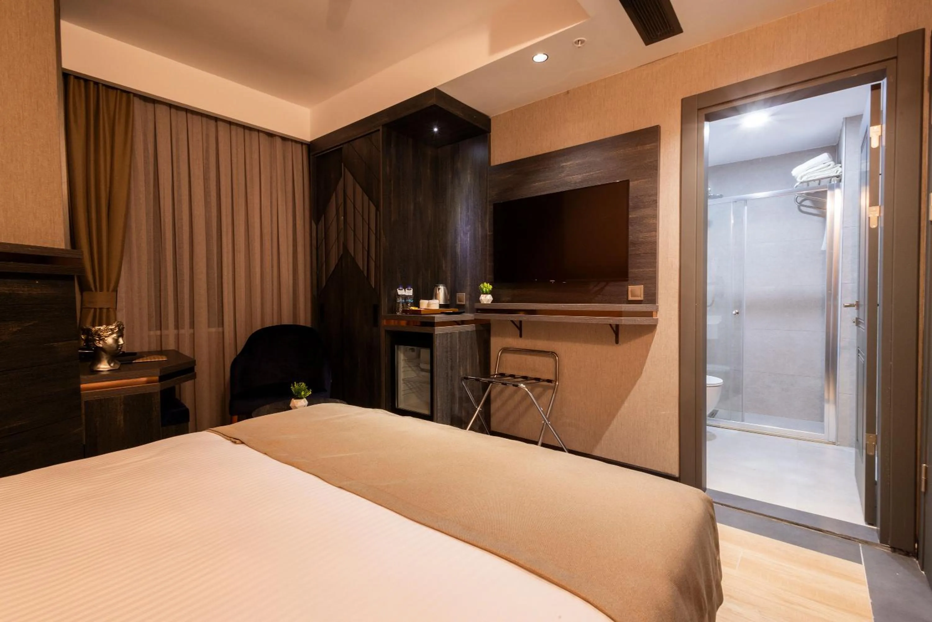 Shower, Bed in WestDoor Hotel