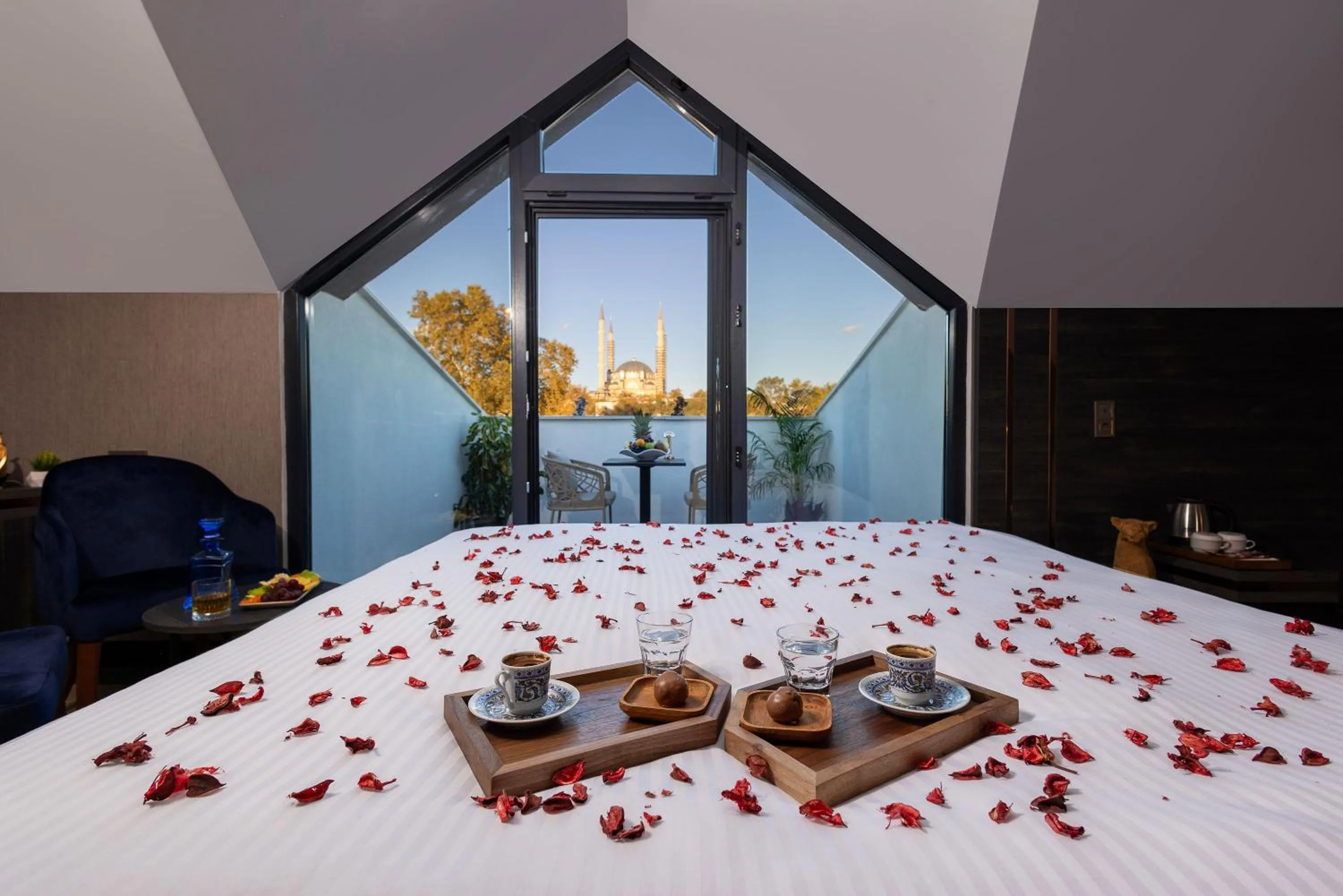 Coffee/tea facilities, Bed in WestDoor Hotel