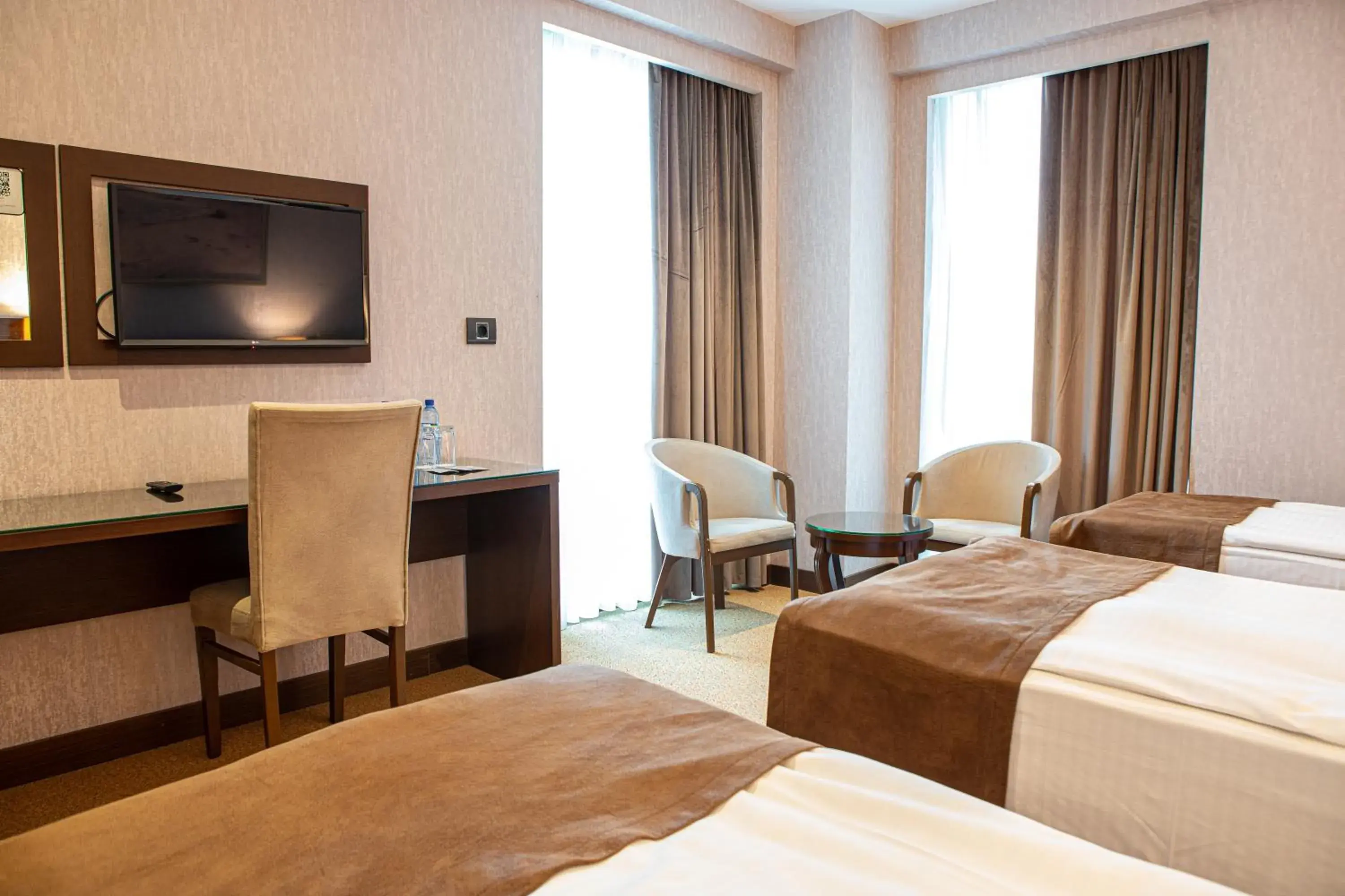 Bed, TV/Entertainment Center in The Diamond Hotel Baku Bed, TV/Entertainment Center in The Diamond Hotel Baku