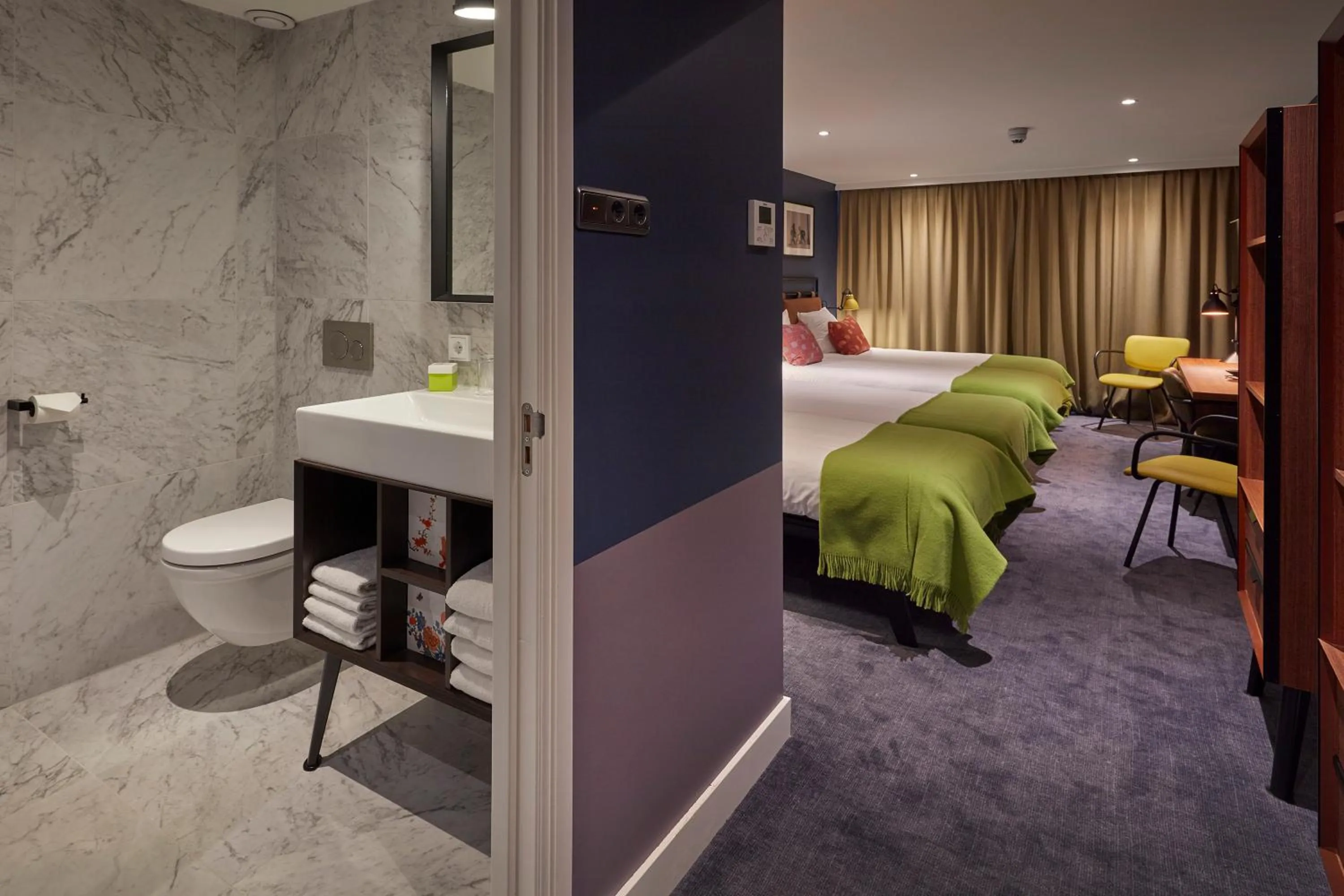 Bathroom, Bed in Hotel Lion D'Or