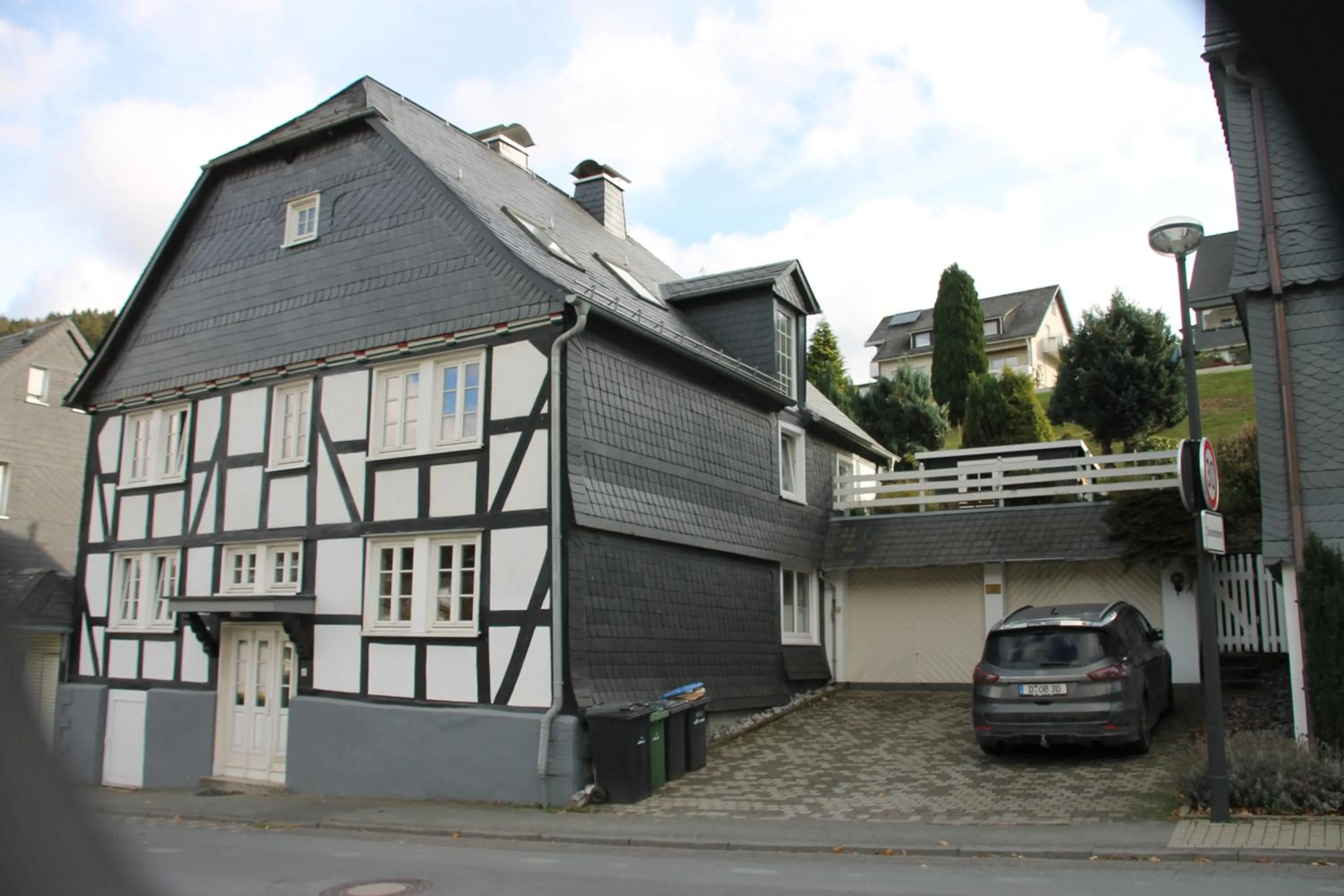 Property building in Ferienhaus Winterberg für 12 Personen Sauna Garten Garage Hund