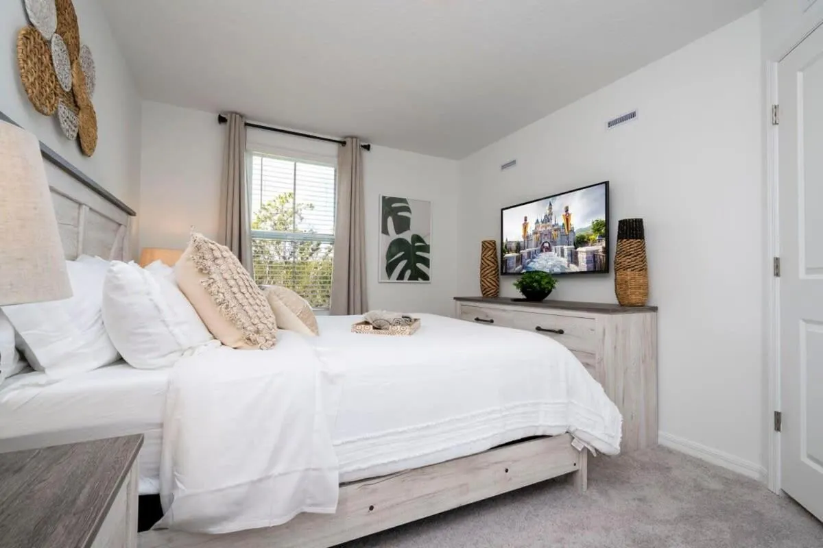 Bed in Charming 3Bd Close to Disney at Festival 1026