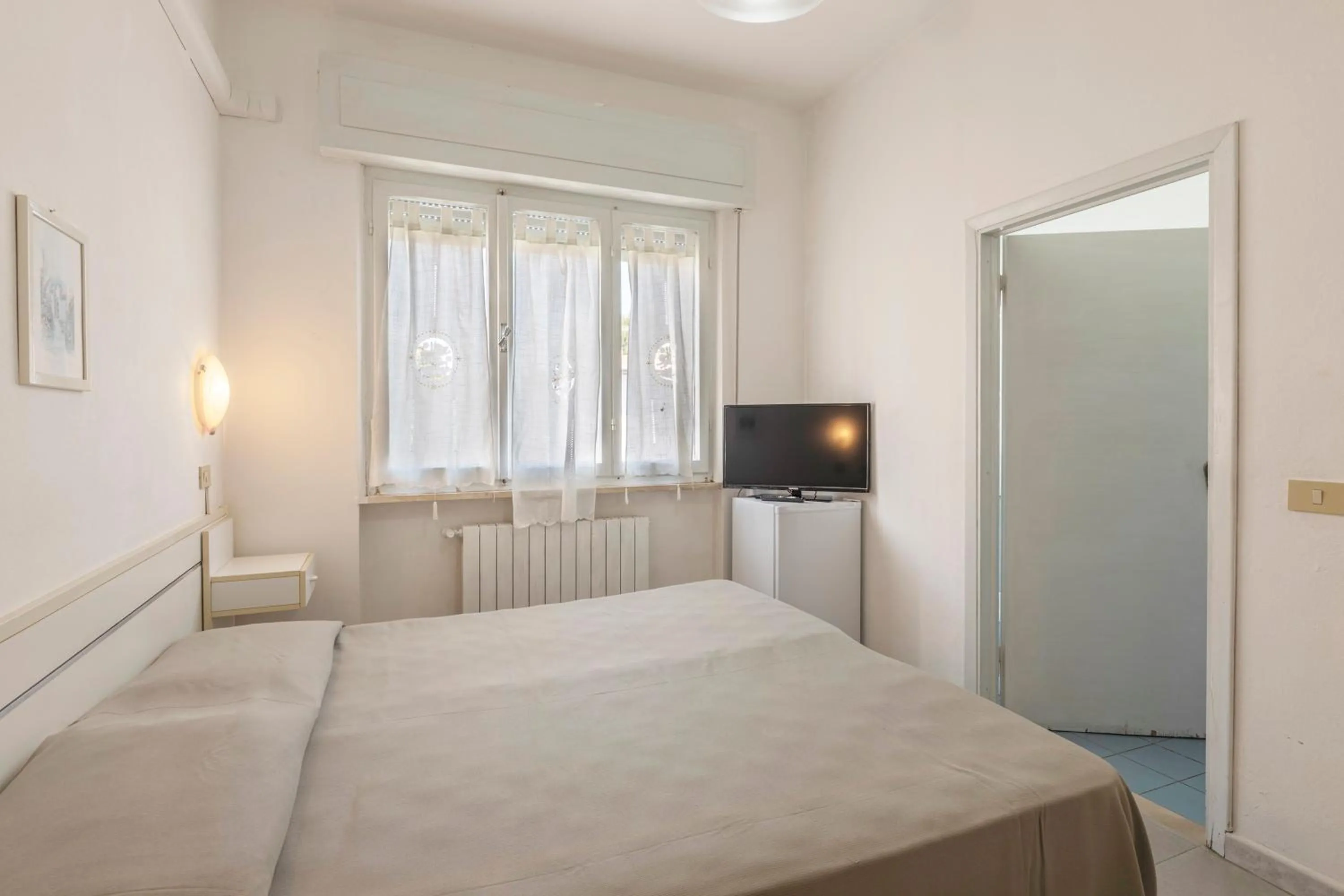 Communal lounge/ TV room, Bed in Hotel Quisisana