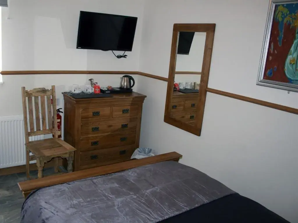 Bedroom, Bed in Masons Arms Bedroom, Bed in Masons Arms