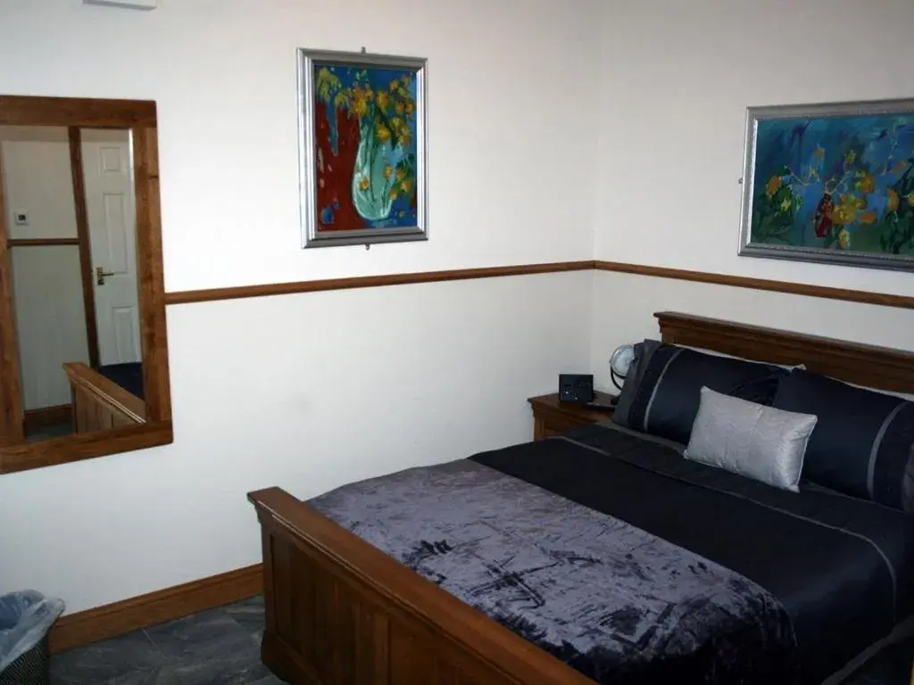 Bedroom, Bed in Masons Arms Bedroom, Bed in Masons Arms