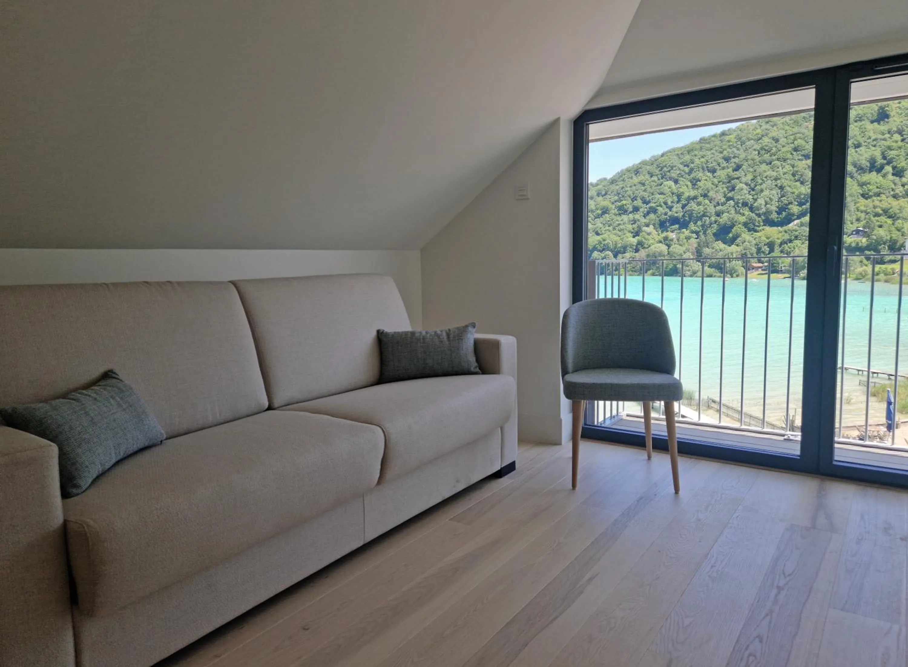 Photo of the whole room in Beau Rivage