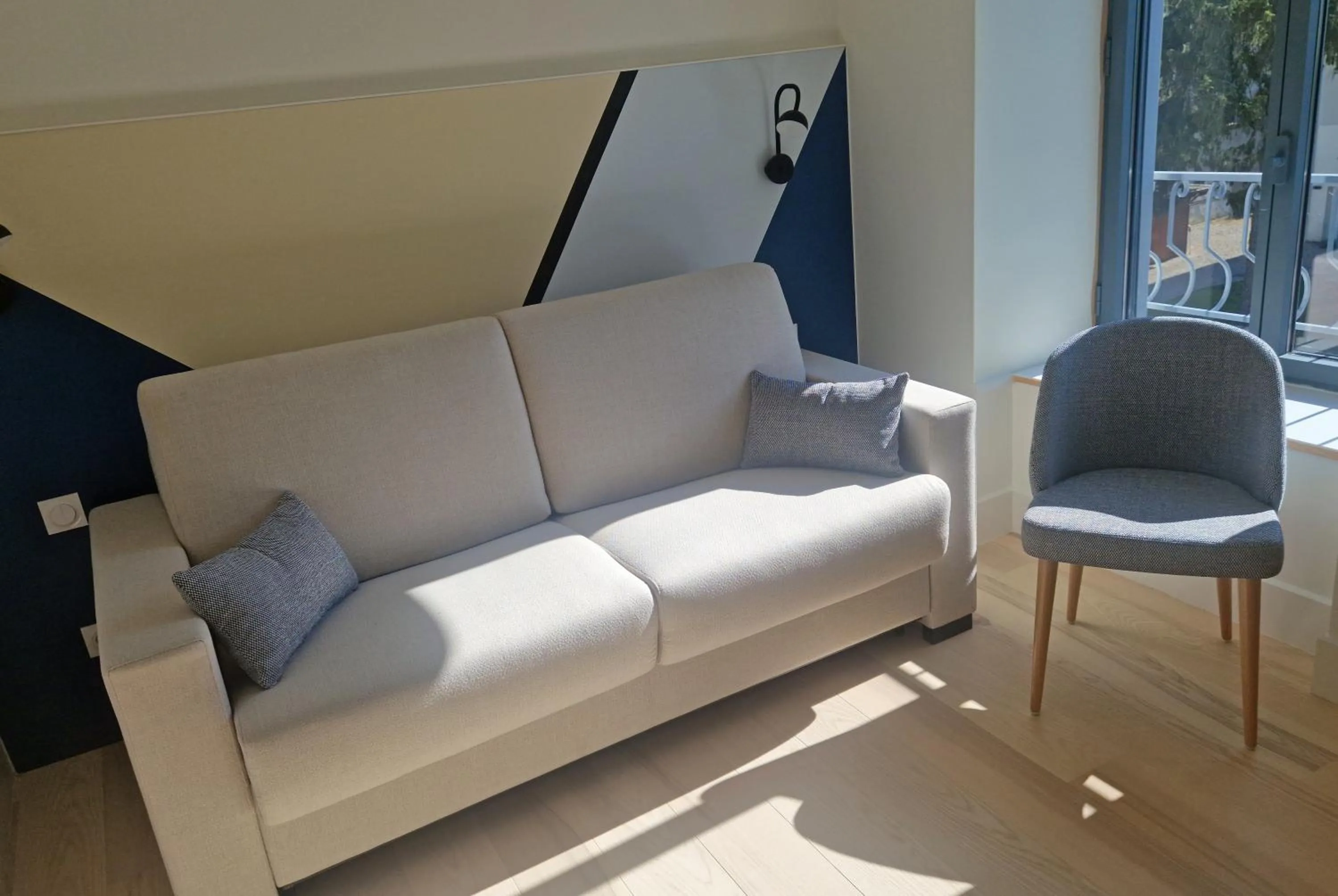 Photo of the whole room in Beau Rivage