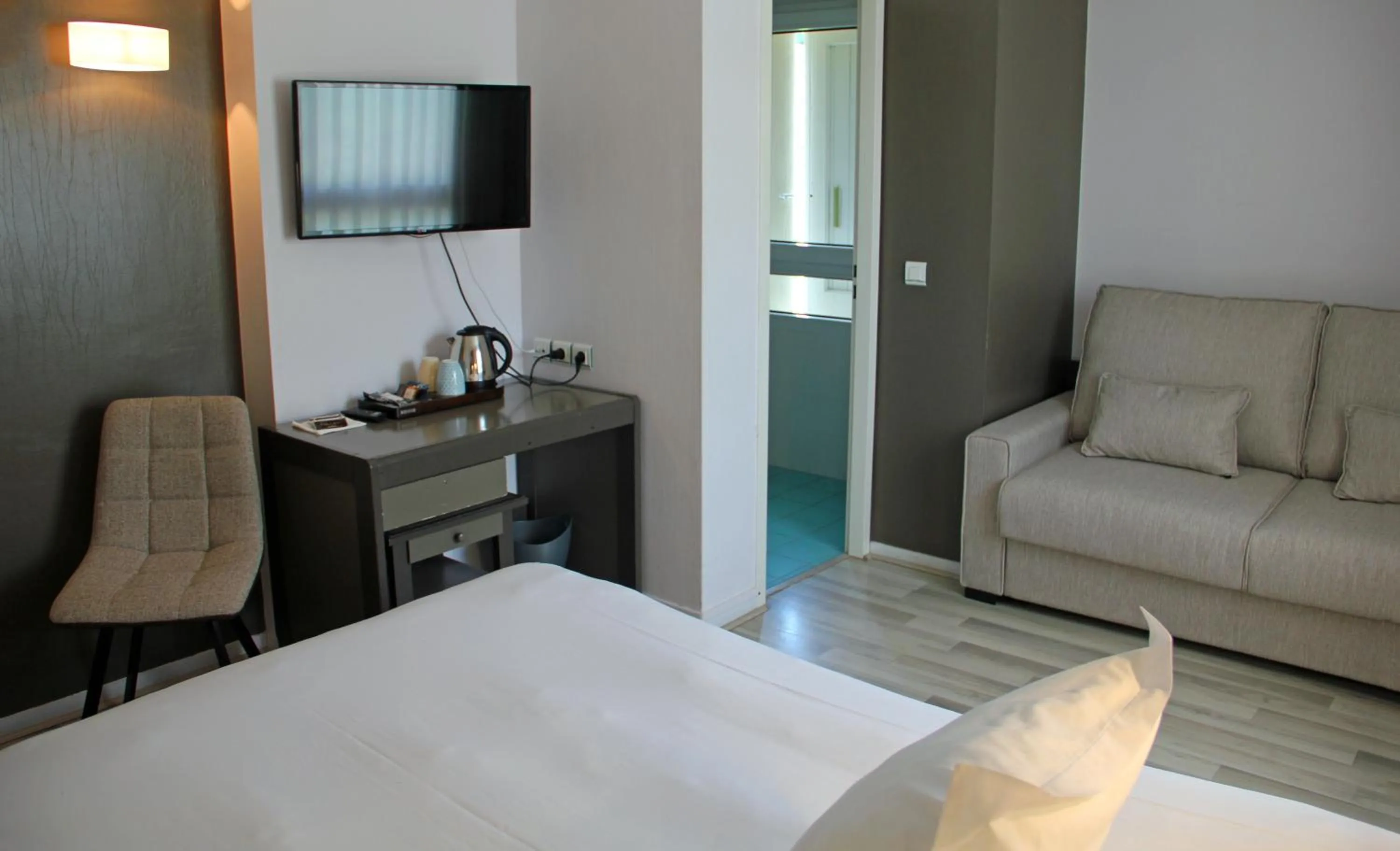 Photo of the whole room, Bed in Beau Rivage