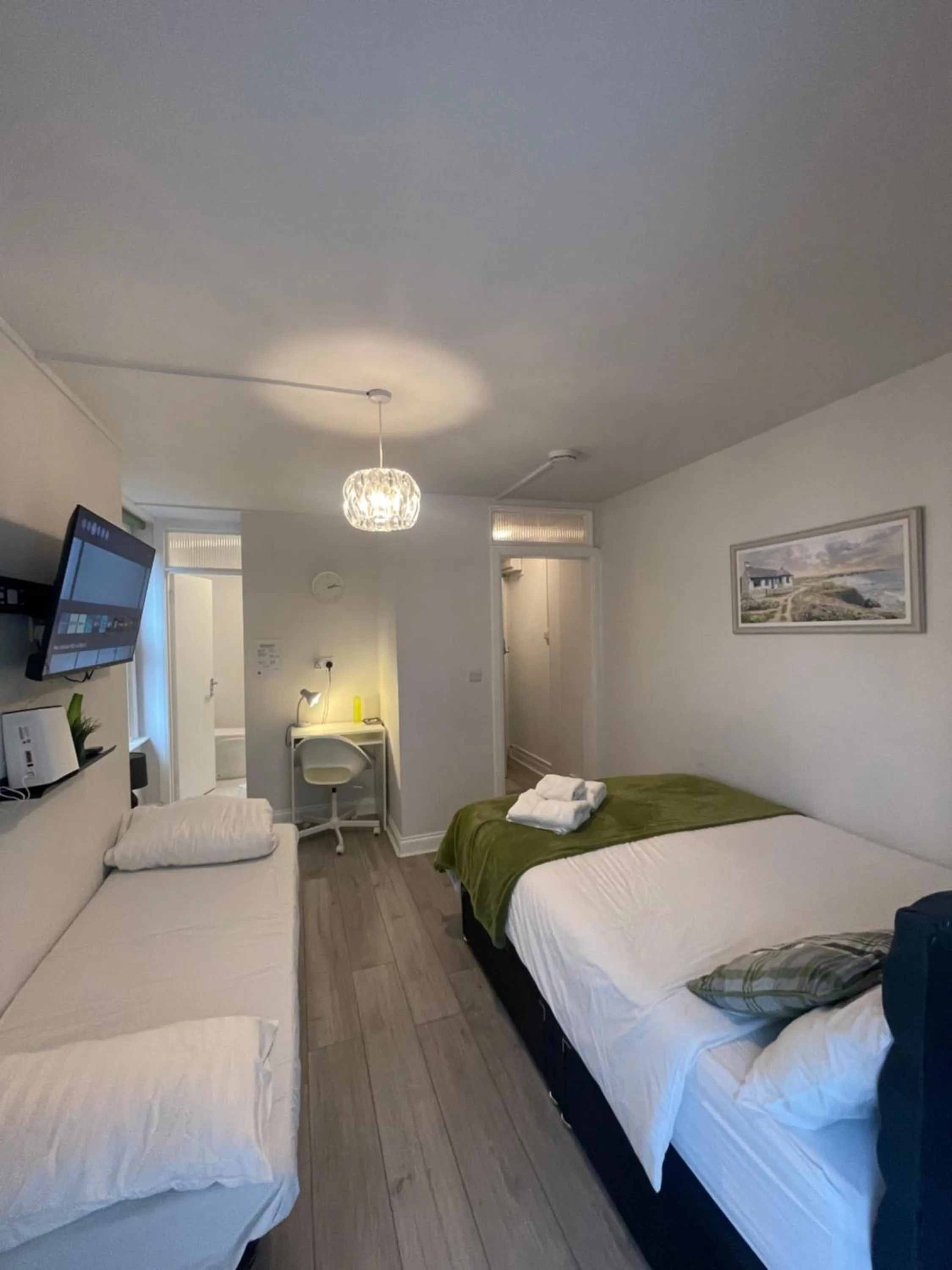 Photo of the whole room, Bed in Chamberlayne Inn