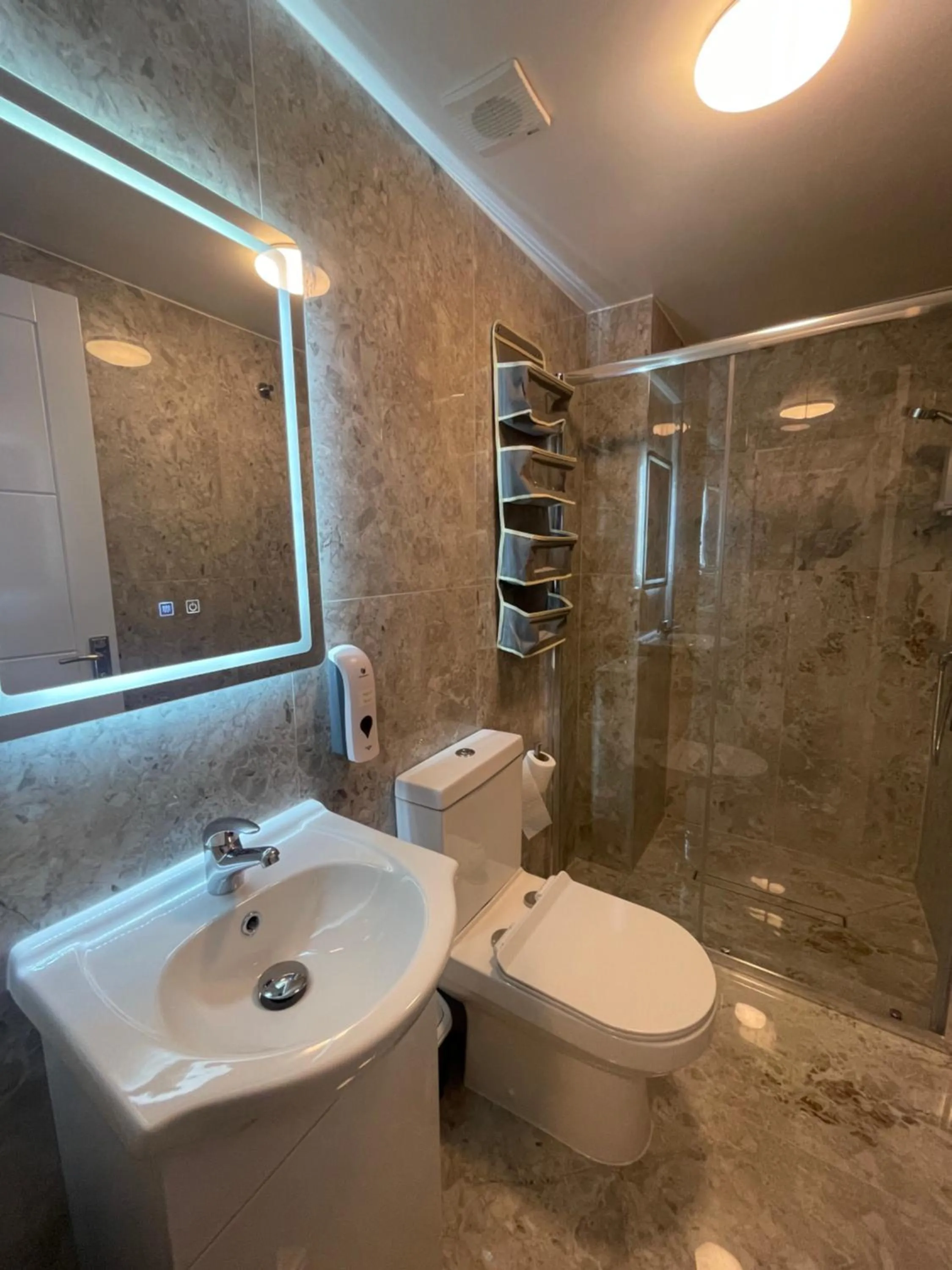 Shower in Chamberlayne Inn