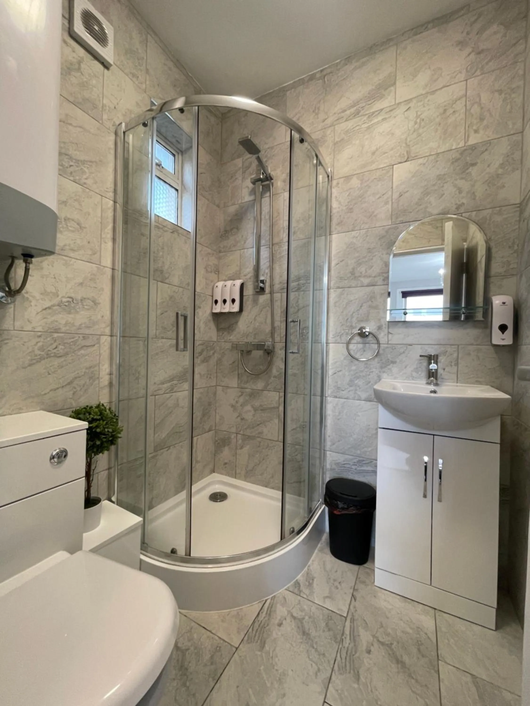 Shower in Chamberlayne Inn