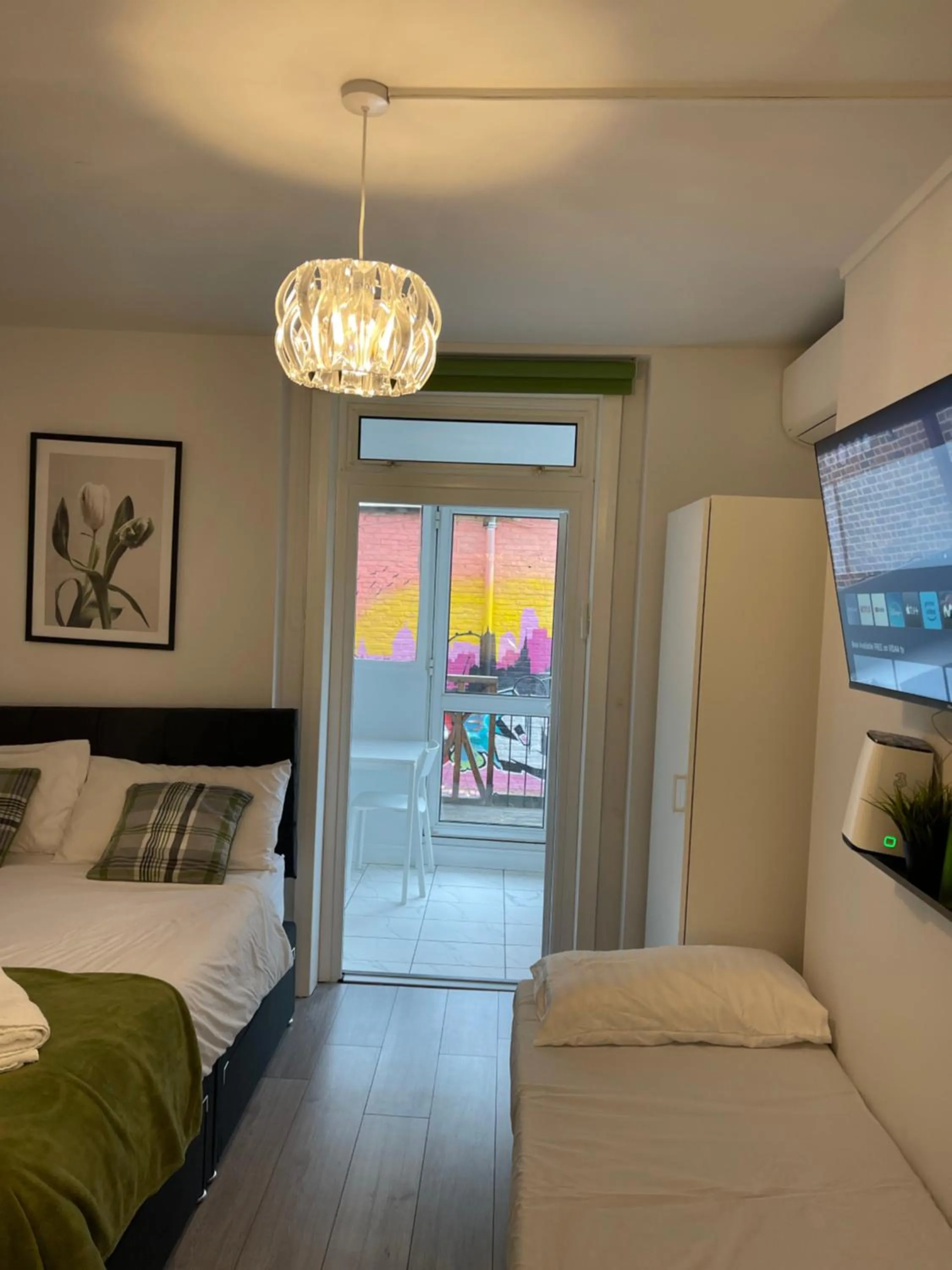 Communal lounge/ TV room, Bed in Chamberlayne Inn