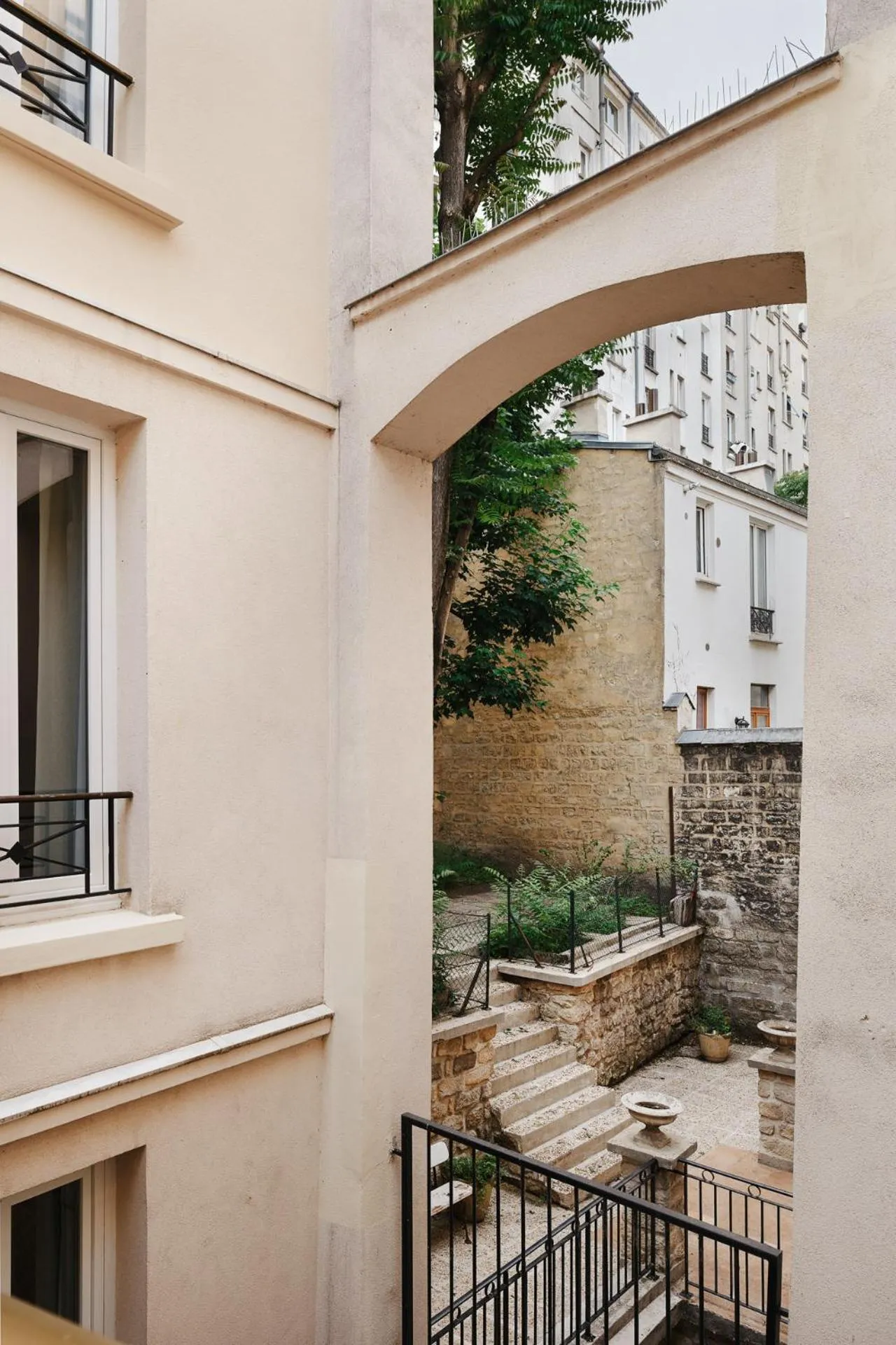 Patio in Edgar Suites Montmartre - Paul Albert