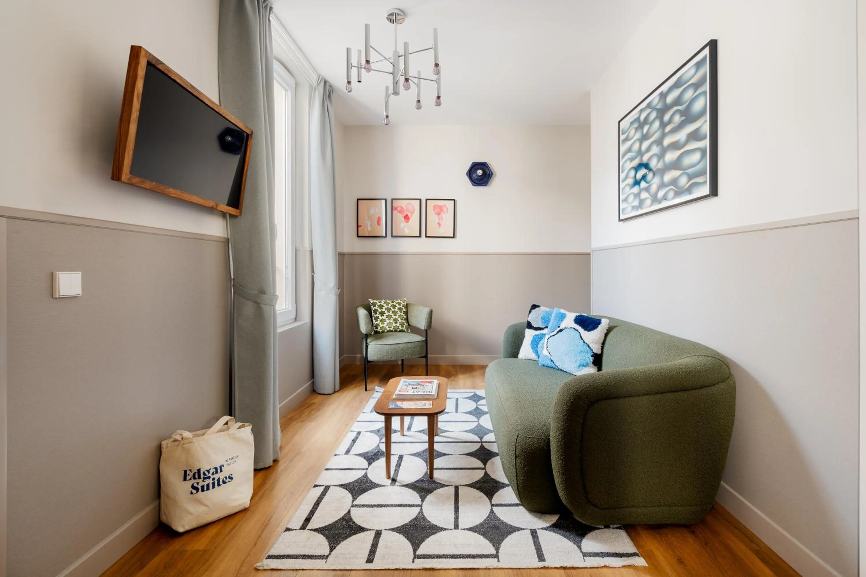 TV and multimedia in Edgar Suites Montmartre - Paul Albert