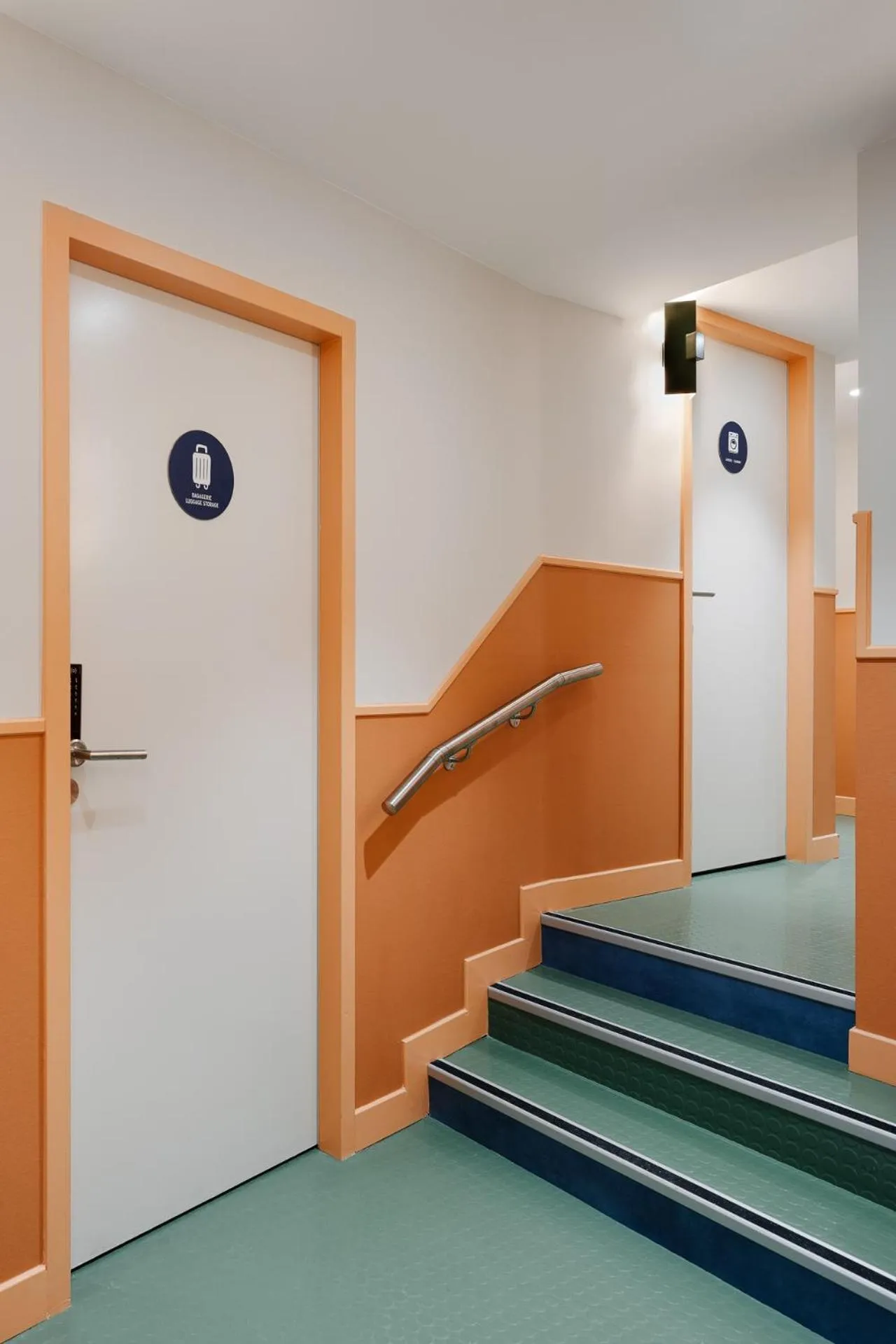 Facade/entrance in Edgar Suites Montmartre - Paul Albert