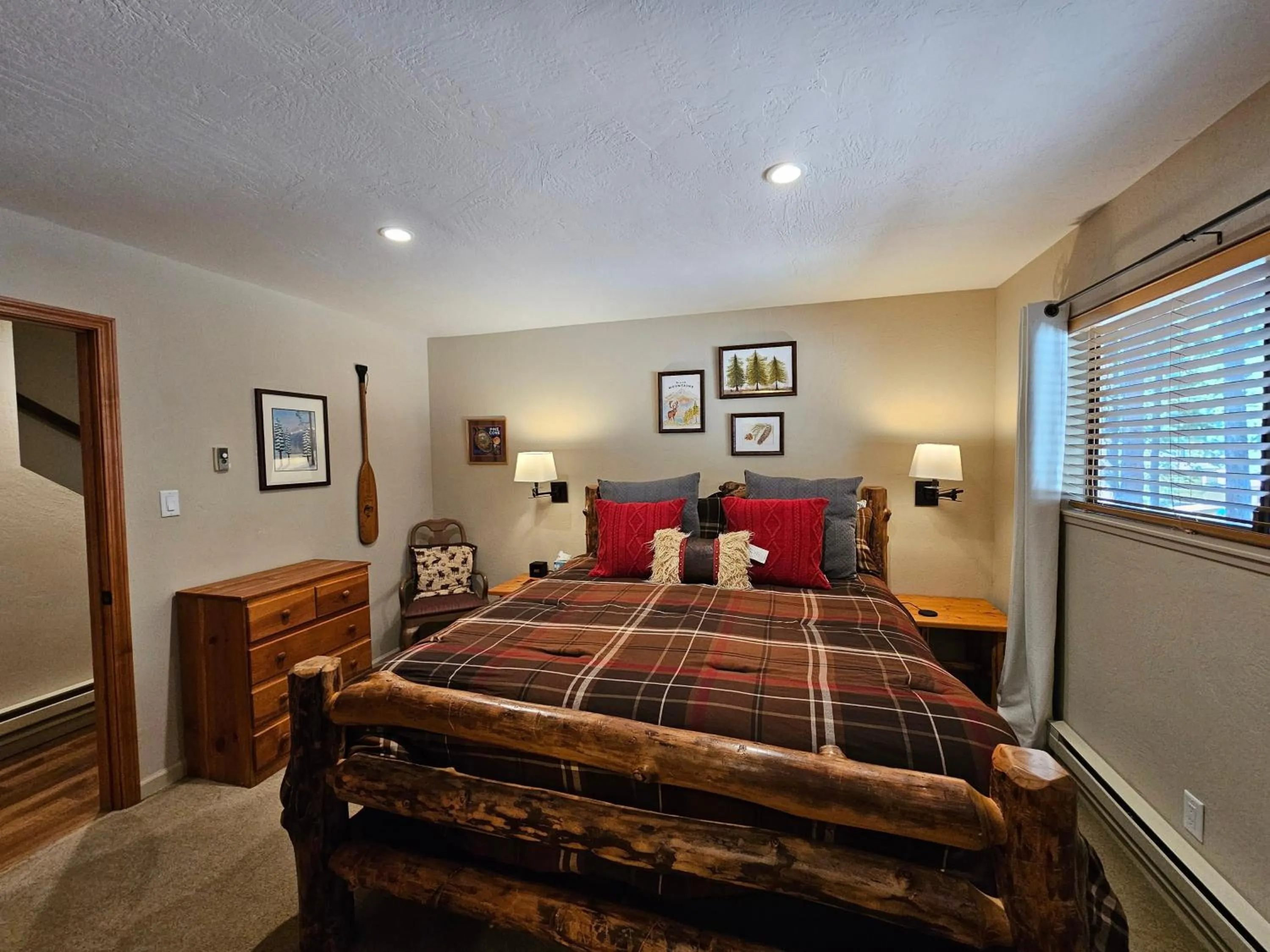 Bed in Cozy Bear Lodge home