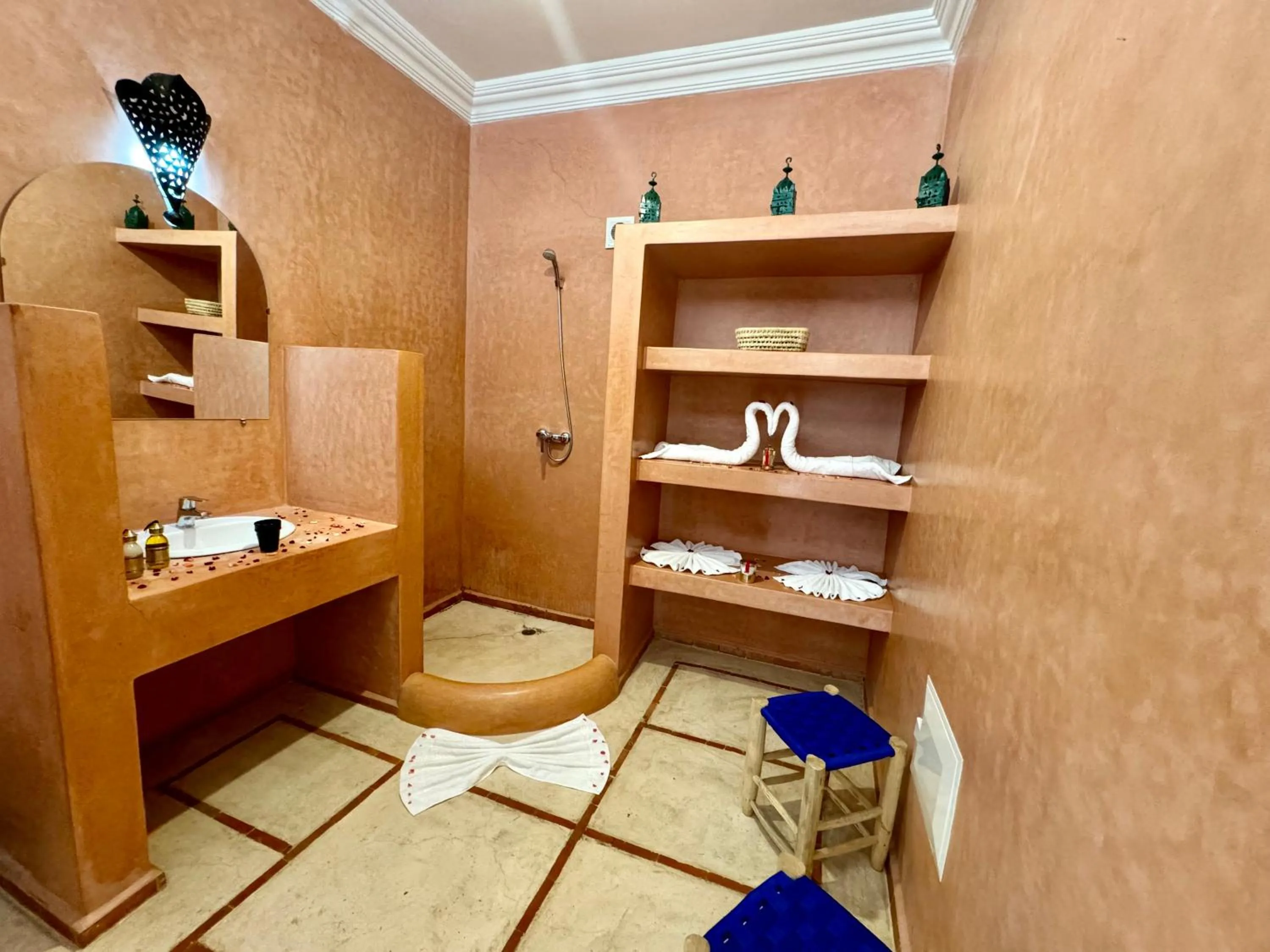 Shower in Riad Iklil