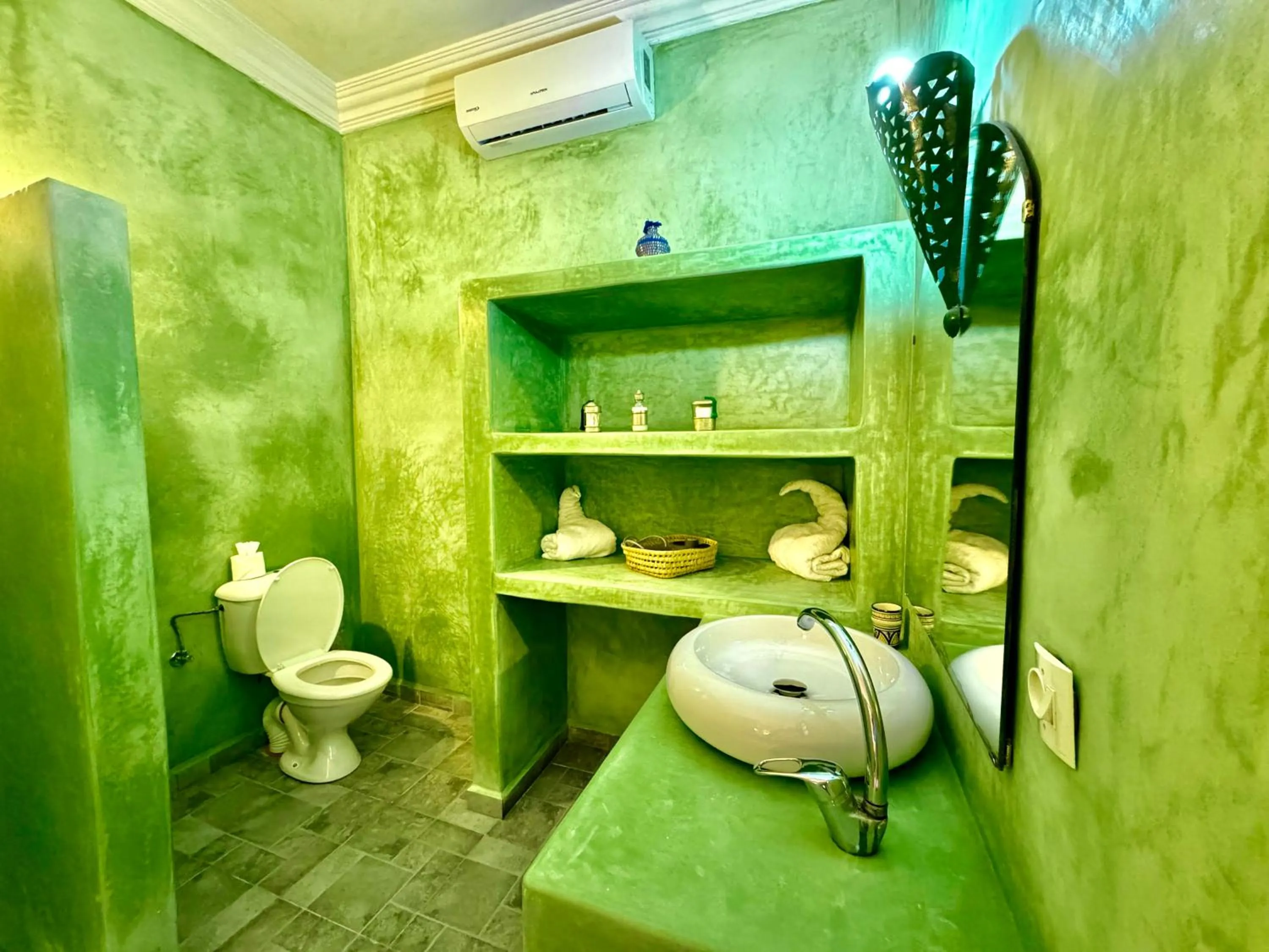 Shower in Riad Iklil