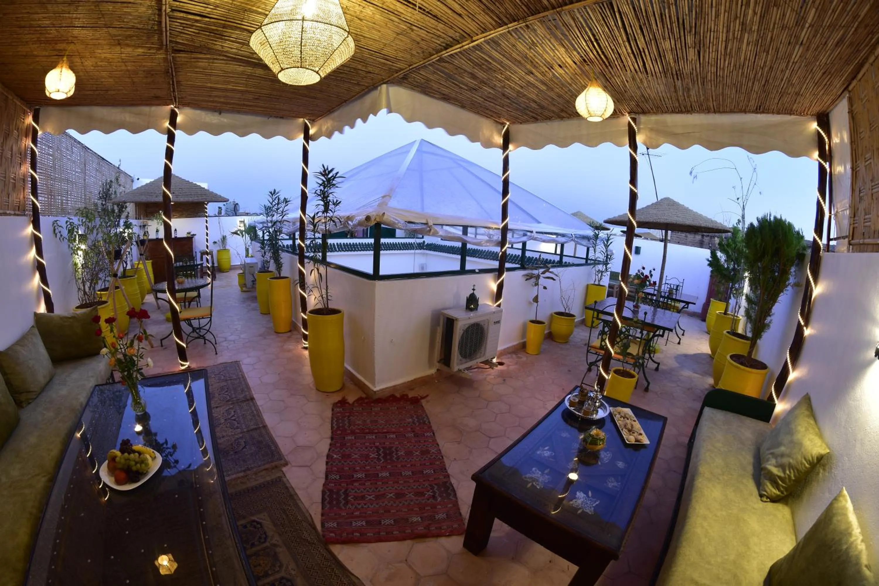 Restaurant/places to eat in Riad Iklil