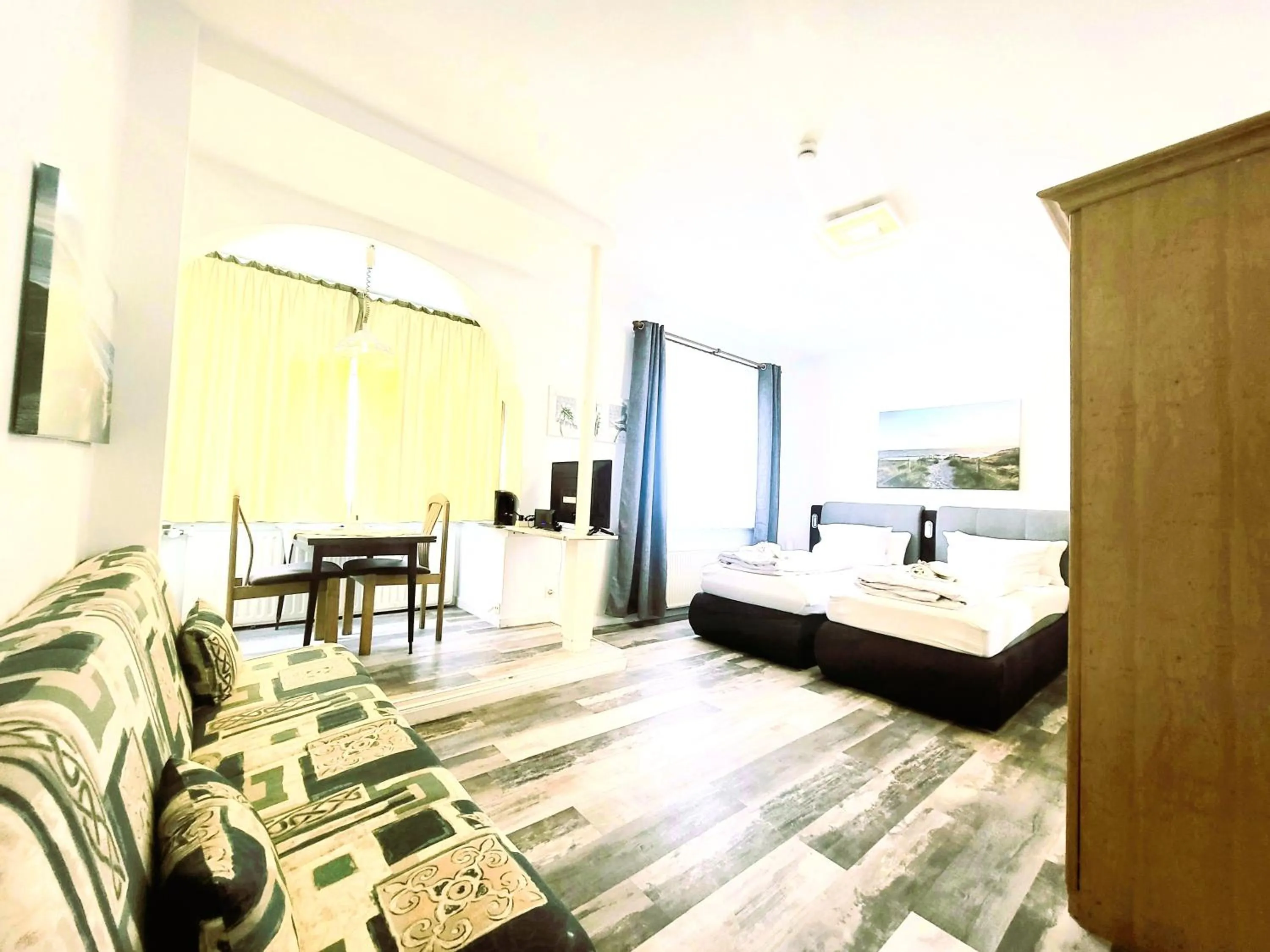 Photo of the whole room, Bed in City Center Hotel Garni Cuxhaven