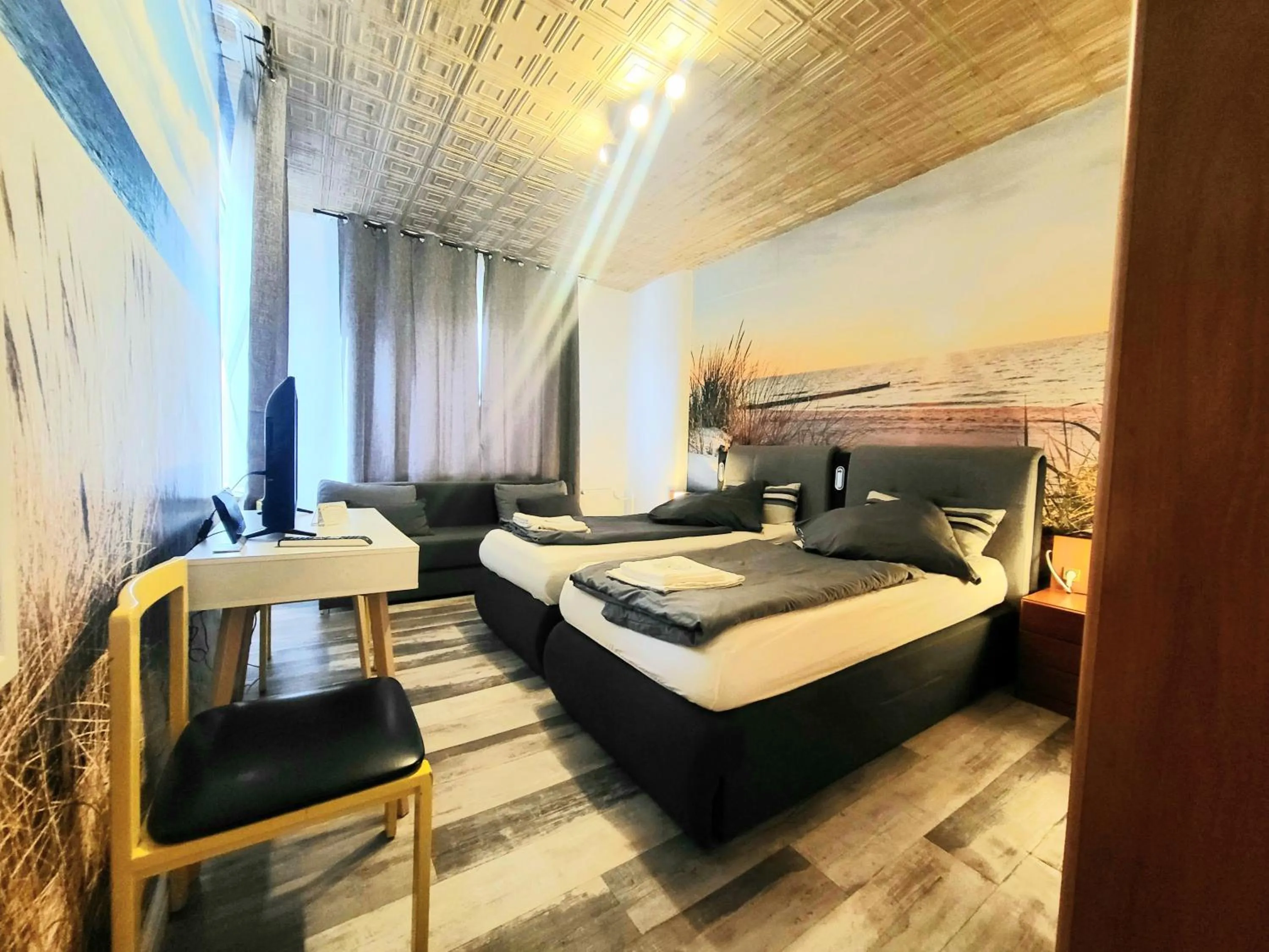 Photo of the whole room, Bed in City Center Hotel Garni Cuxhaven