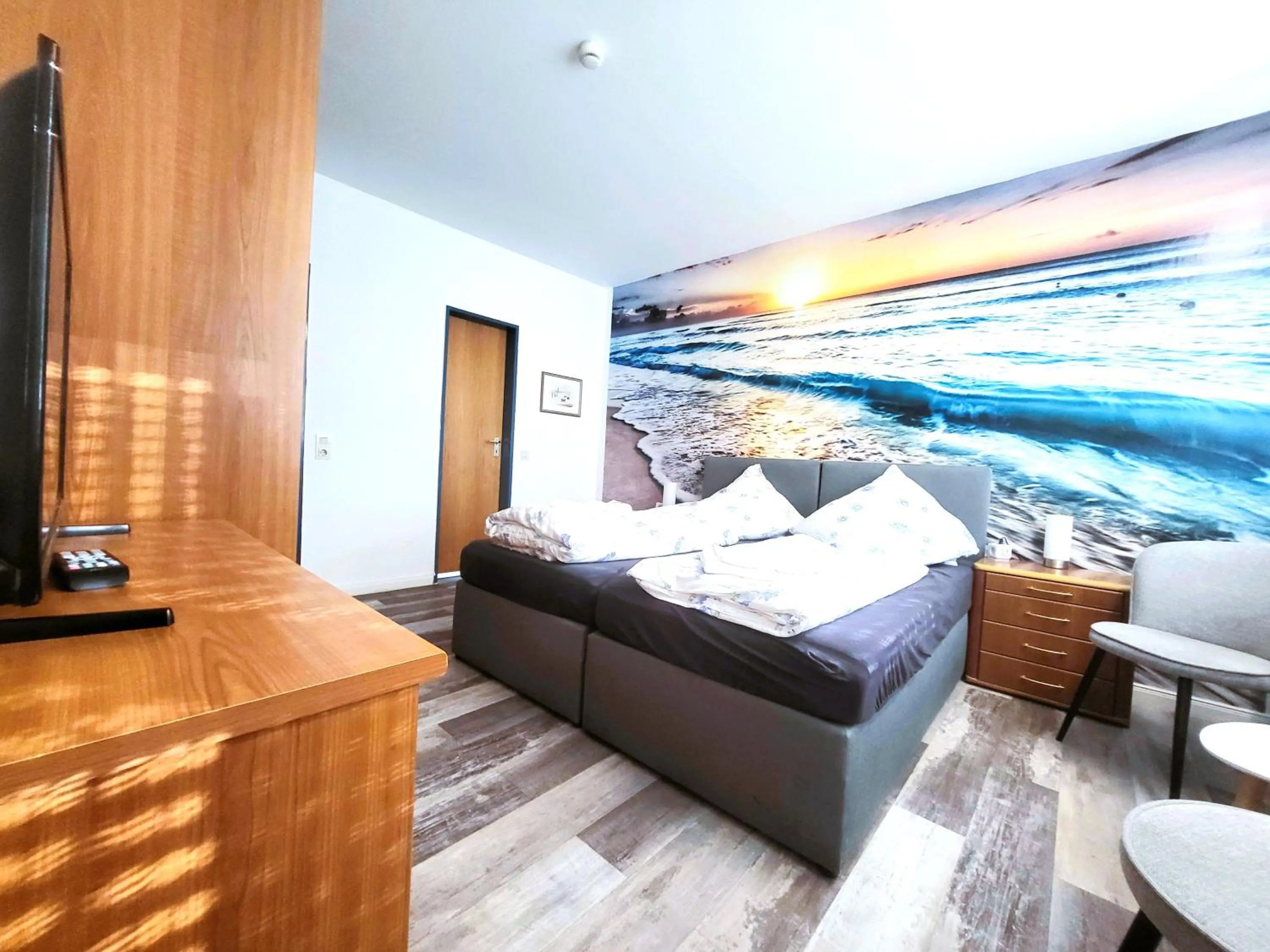 Photo of the whole room, Bed in City Center Hotel Garni Cuxhaven