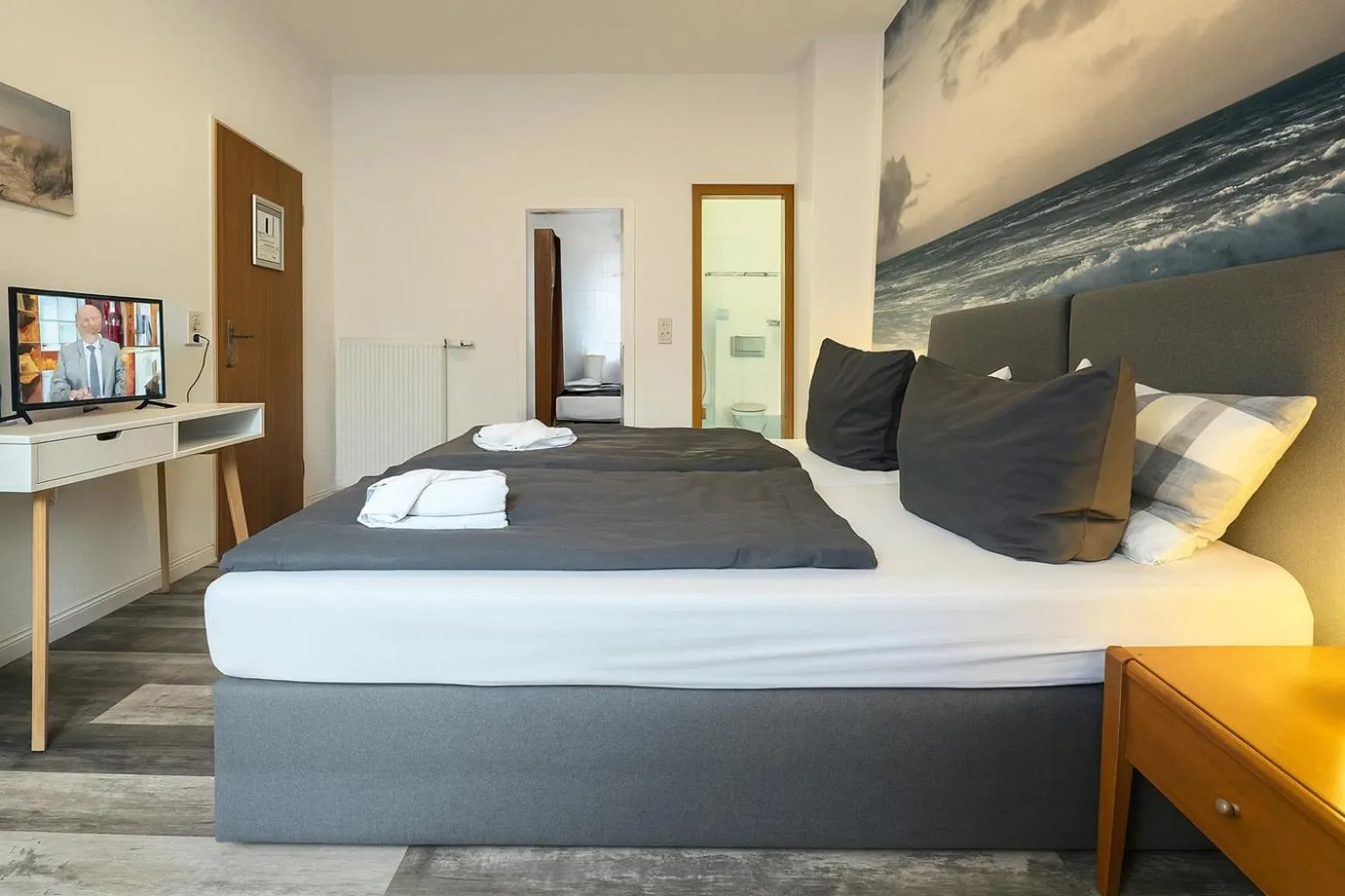 Photo of the whole room, Bed in City Center Hotel Garni Cuxhaven