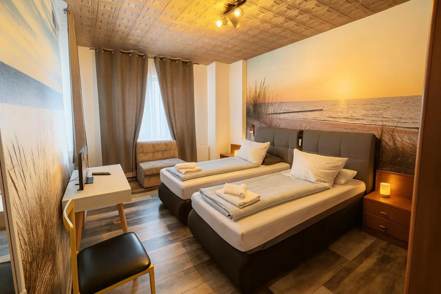 Photo of the whole room, Bed in City Center Hotel Garni Cuxhaven