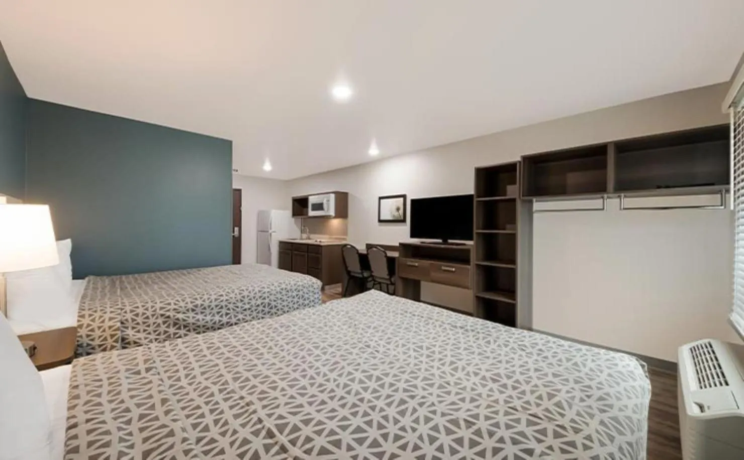 Photo of the whole room, Bed in WoodSpring Suites Ashland - Richmond North