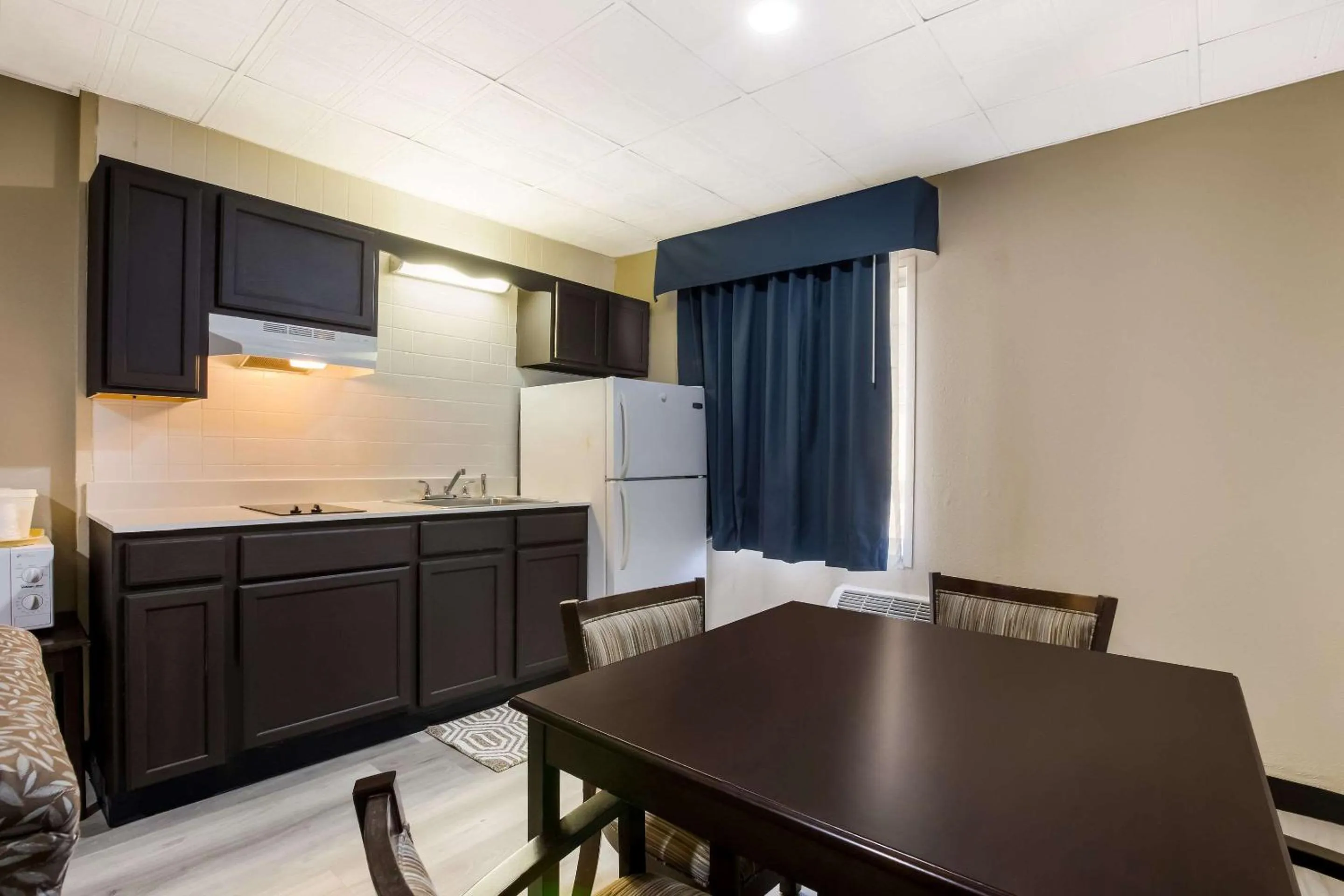 Kitchen or kitchenette in Suburban Studios Millville