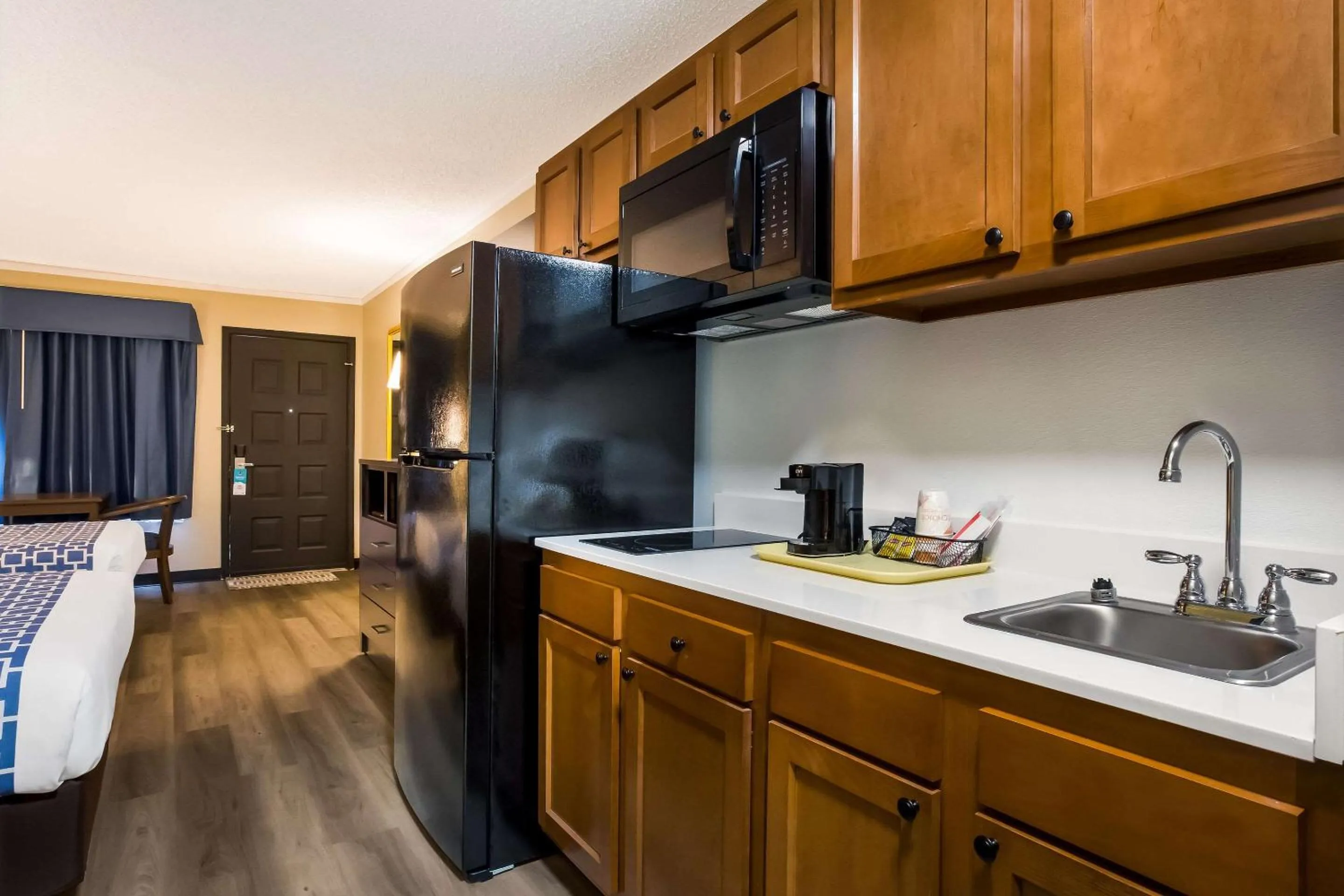 Kitchen or kitchenette, Bed in Suburban Studios Millville
