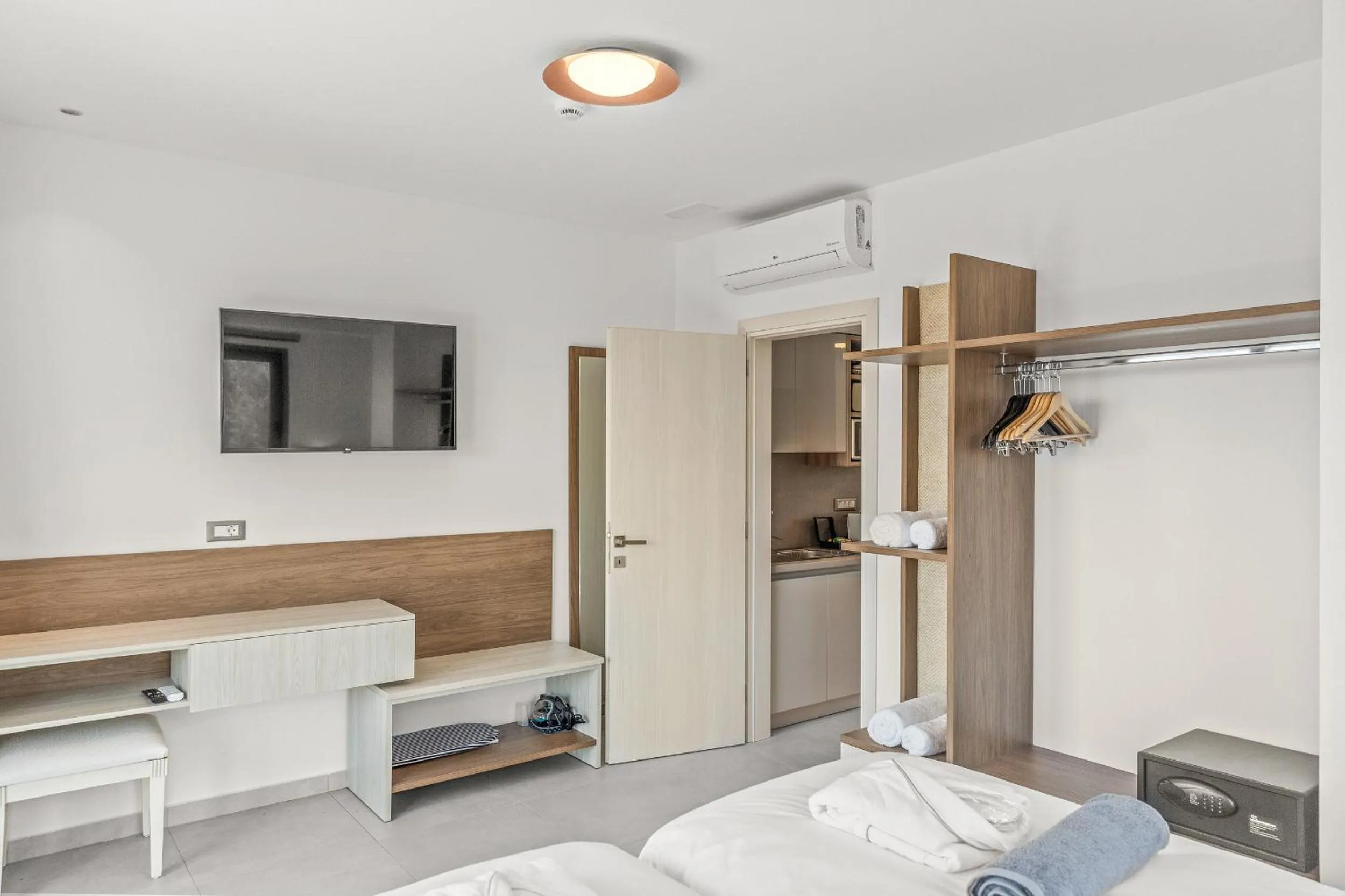 Bed in KOUROS STONE SUITES