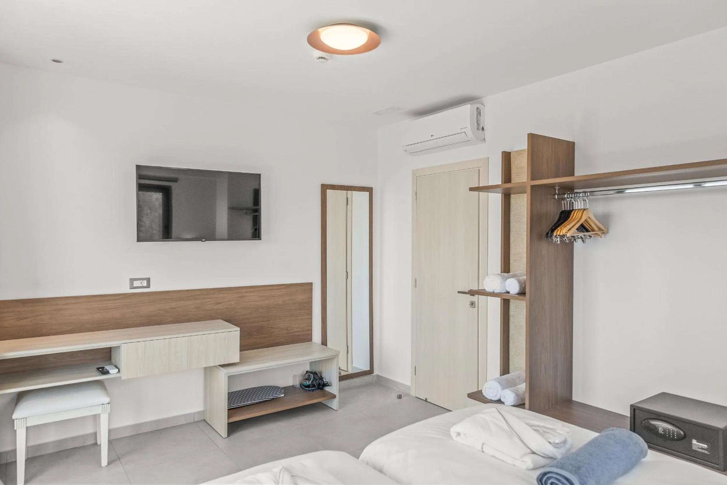 TV and multimedia, Bed in KOUROS STONE SUITES