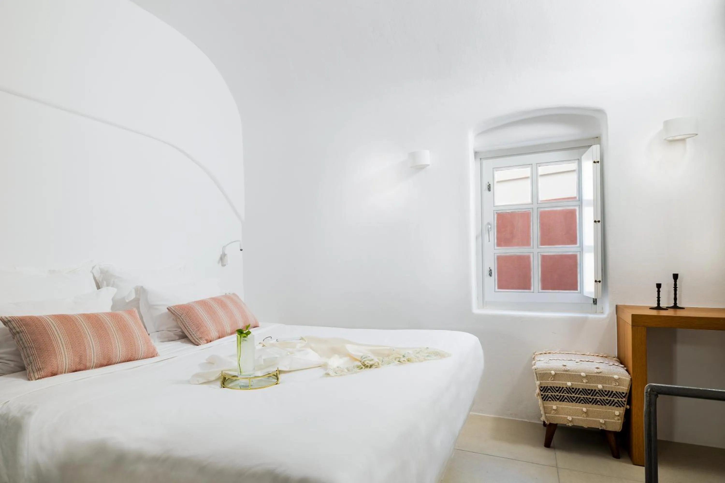 Bed in CASASUNSHA Hybrid Retreat Santorini