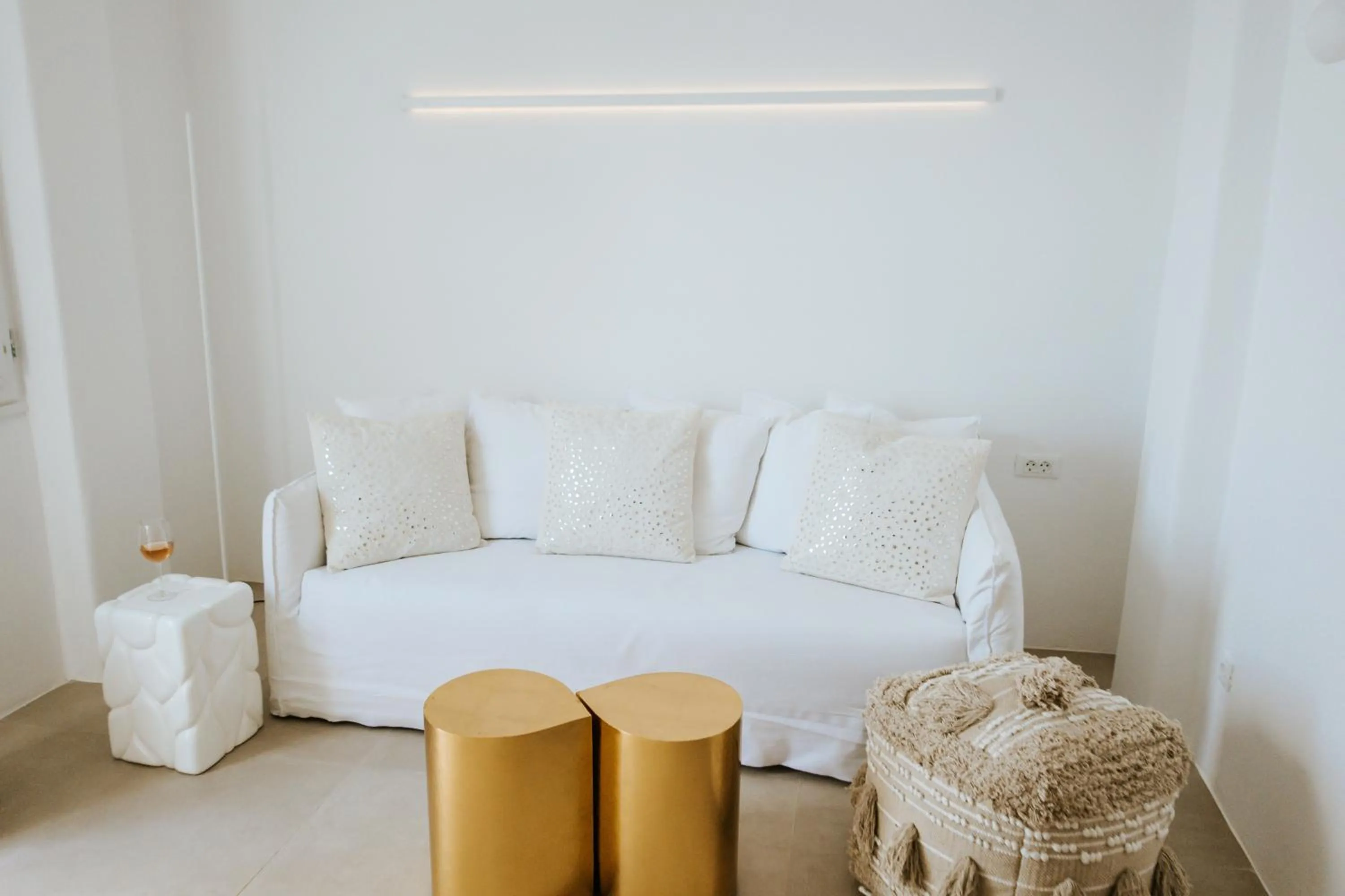 Seating area, Bed in CASASUNSHA Hybrid Retreat Santorini